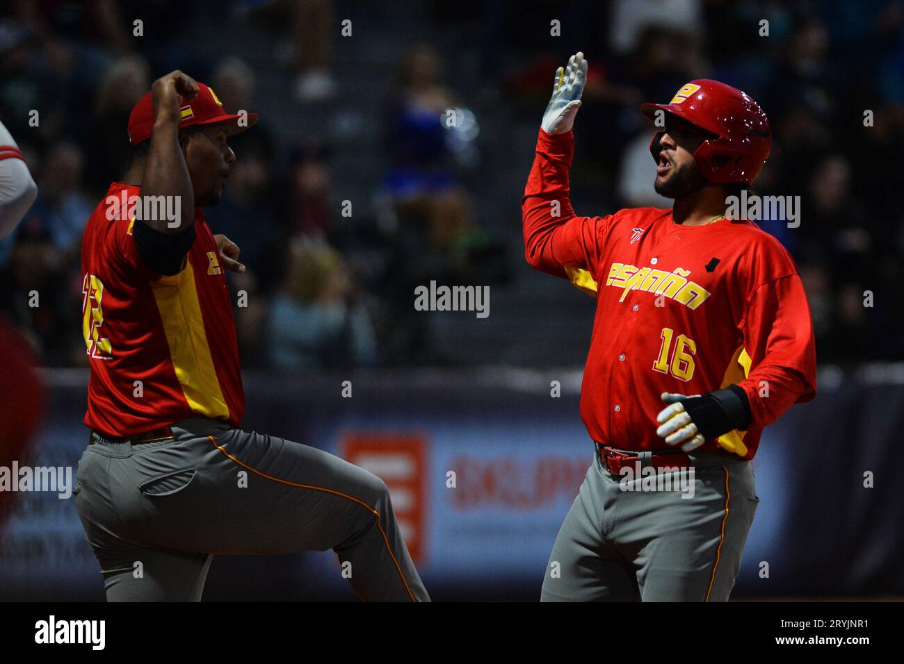 Brünn, Tschechische Republik. Oktober 2023. Finale der Baseball-Europameisterschaft, Spanien - Großbritannien, YD Baseball Arena Brünn, Tschechische Republik, 1. Oktober 2023. Jesus Ustariz (rechts) von Spanien. Quelle: Patrik Uhlir/CTK Photo/Alamy Live News Stockfoto