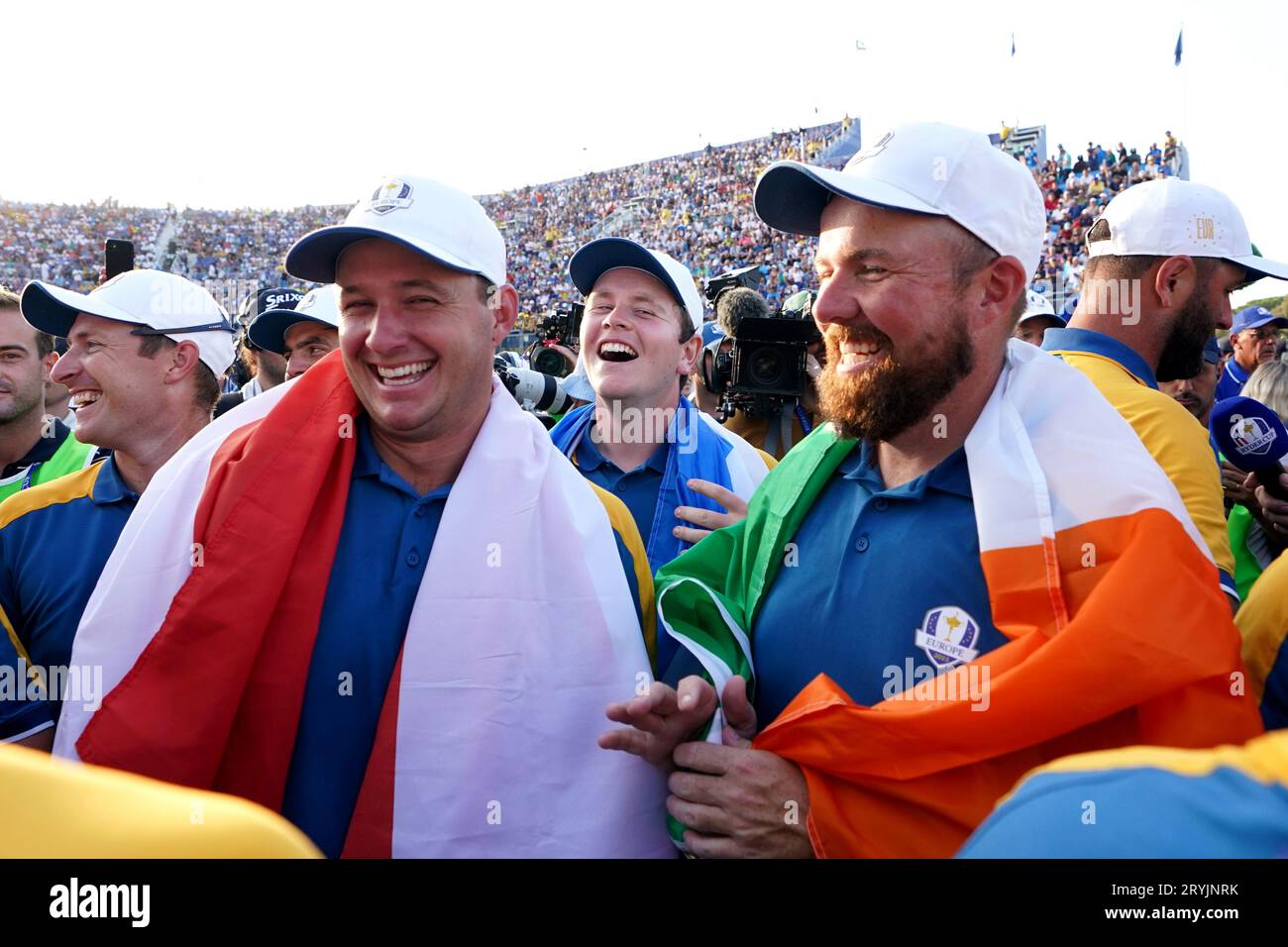 Robert Macintyre feiert, nachdem Europa den Ryder Cup nach dem Sieg über die USA am dritten Tag des 44. Ryder Cup im Marco Simone Golf and Country Club in Rom, Italien, wieder gewonnen hat. Bilddatum: Sonntag, 1. Oktober 2023. Stockfoto