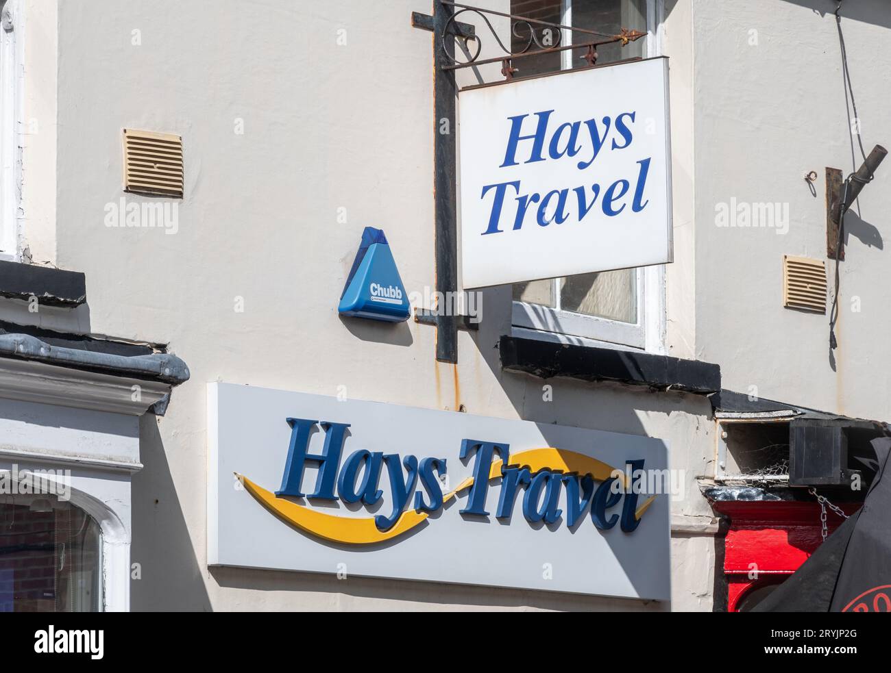 Hays Travel-Schild vor einer Niederlassung des unabhängigen Reisebüros, Hampshire, England, Großbritannien Stockfoto