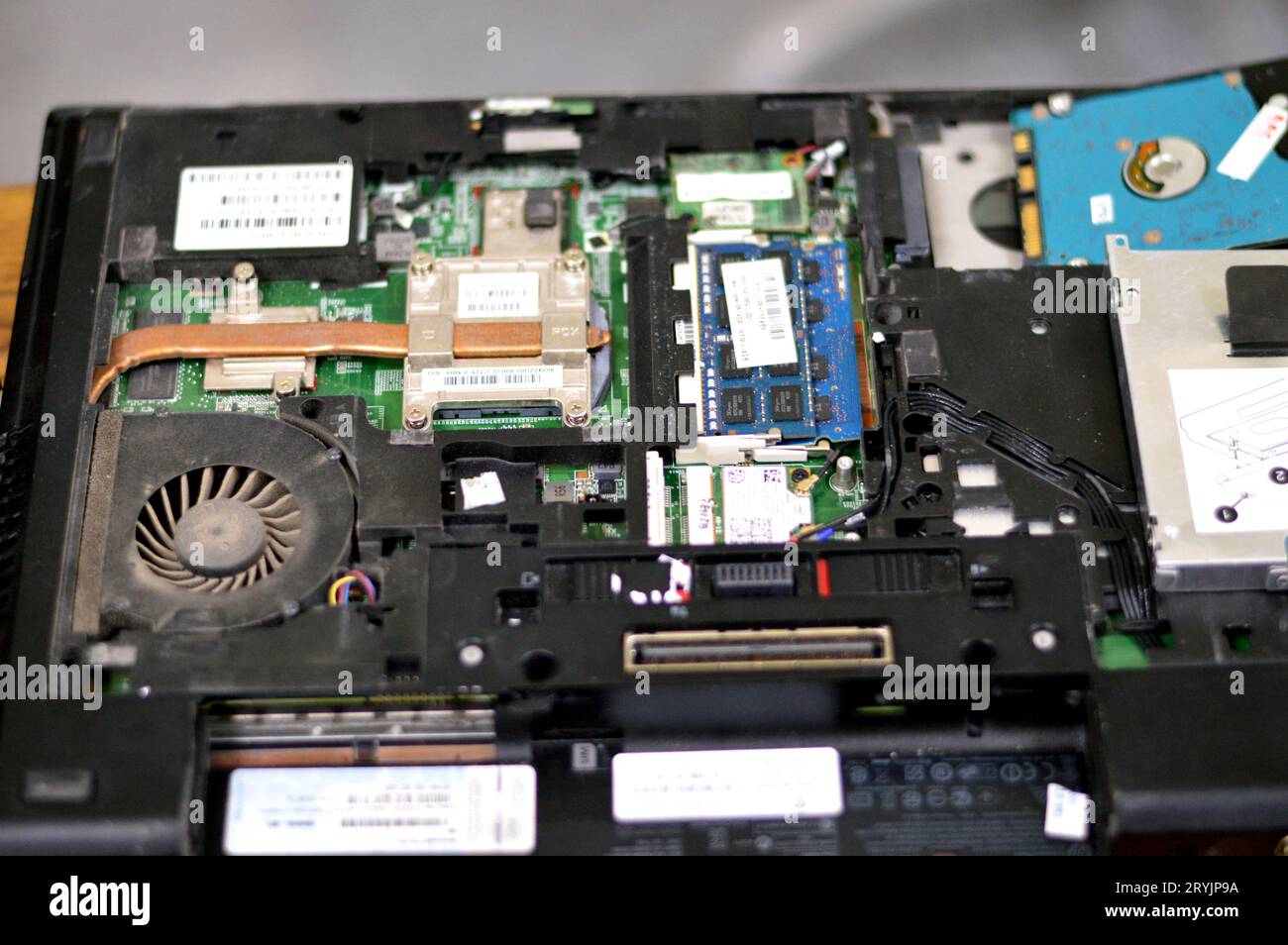 Kairo, Ägypten, 5. September 2023: Wartung eines Laptops, Behebung eines Problems in einer Computerhardware, Austausch von PC-Komponenten, Fixierung und technische Unterstützung Stockfoto