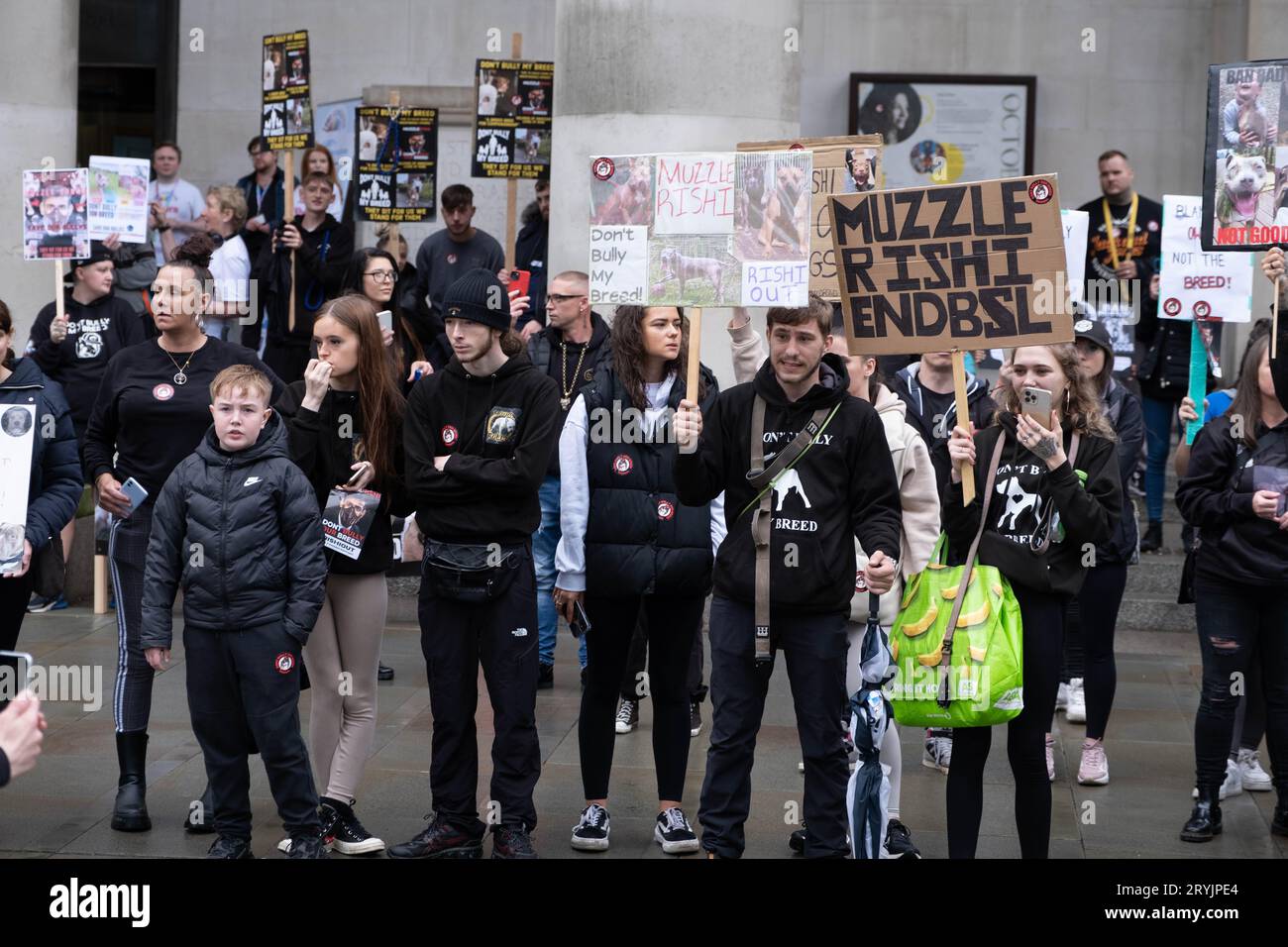 Manchester, Großbritannien. Oktober 2023. Besitzer von XL-Rüden protestieren vor der Konservativen Partei-Konferenz gegen das Verbot der Rasse. Mark Lear / Alamy Live News Stockfoto