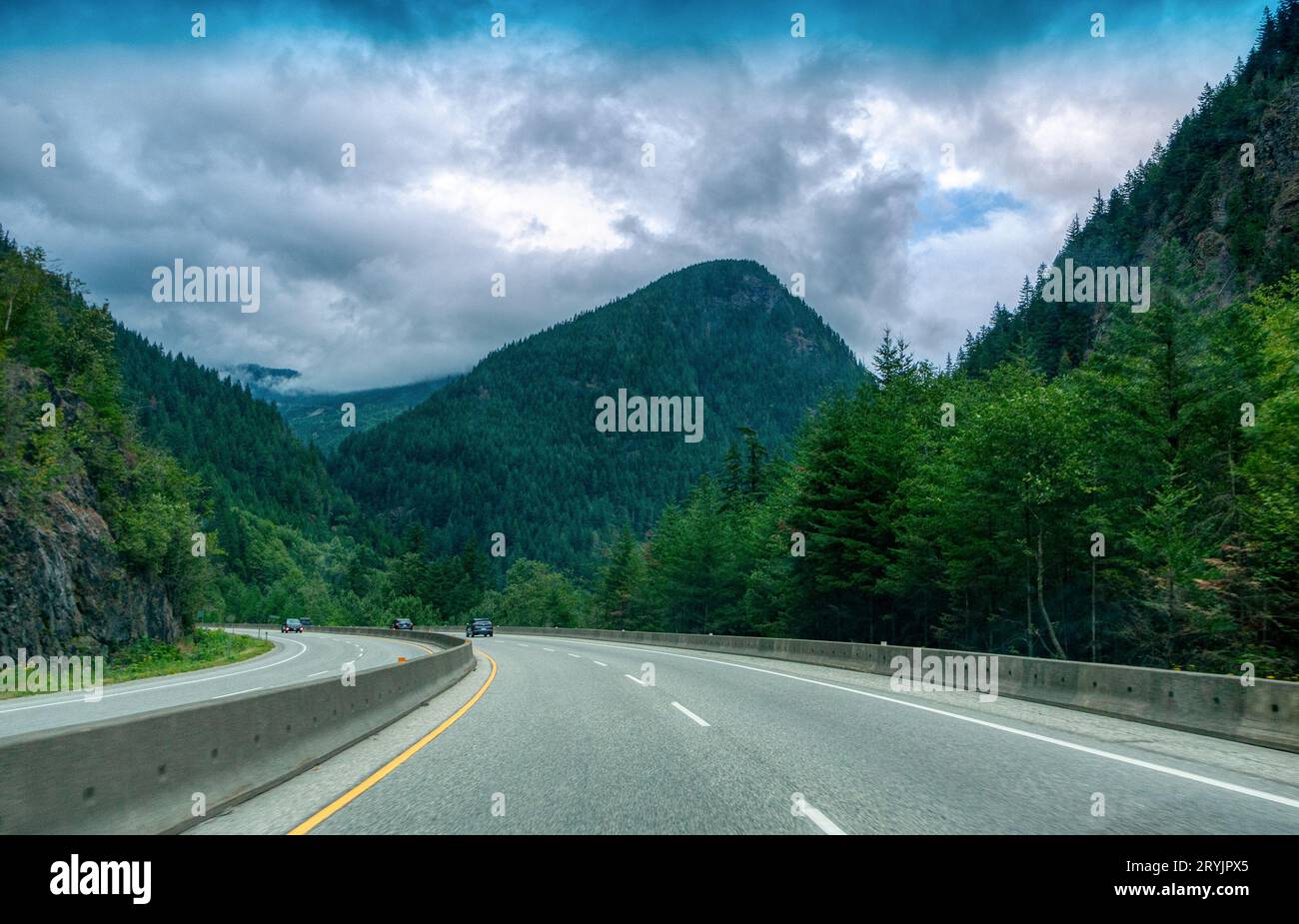 Abbiegung der Bergstraße in British Columbia. Stockfoto