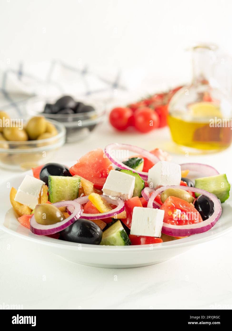 Griechischer Salat auf dem Tisch, vertikal Stockfoto