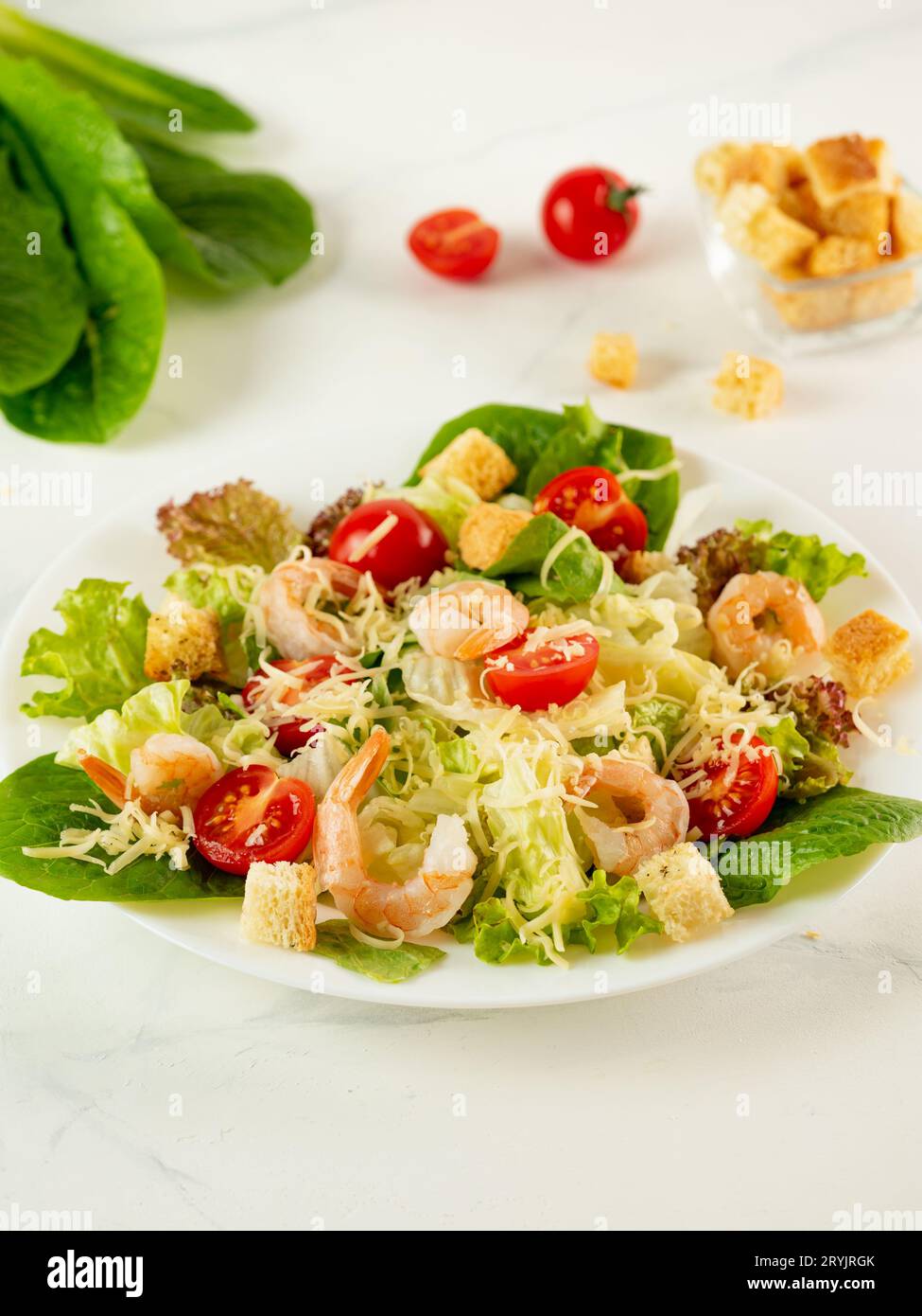 Caesar Salat mit Garnelen Stockfoto