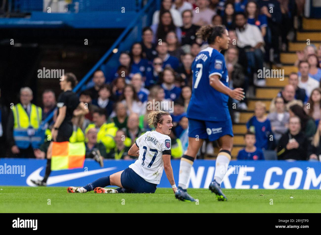 London, England am 1. Oktober 2023. Martha Thomas von Tottenham sieht sich die Schiedsrichterin für einen Elfmeter während des FA Women's Super League-Spiels zwischen Chelsea Women und Tottenham Hotspur Women in Stamford Bridge, London, England am 1. Oktober 2023 an. Foto von Grant Winter. Nur redaktionelle Verwendung, Lizenz für kommerzielle Nutzung erforderlich. Keine Verwendung bei Wetten, Spielen oder Veröffentlichungen eines einzelnen Vereins/einer Liga/eines einzelnen Spielers. Credit: UK Sports Pics Ltd/Alamy Live News Credit: UK Sports Pics Ltd/Alamy Live News Stockfoto