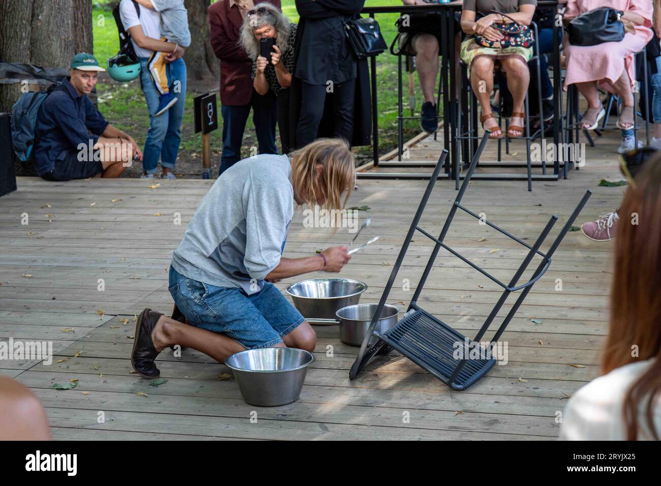 Tonkünstler Tatu Rönkkö spielt Küchenutensilien und einen Barhocker während des Helsinki Festivals in Huvilanranta, Helsinki, Finnland Stockfoto