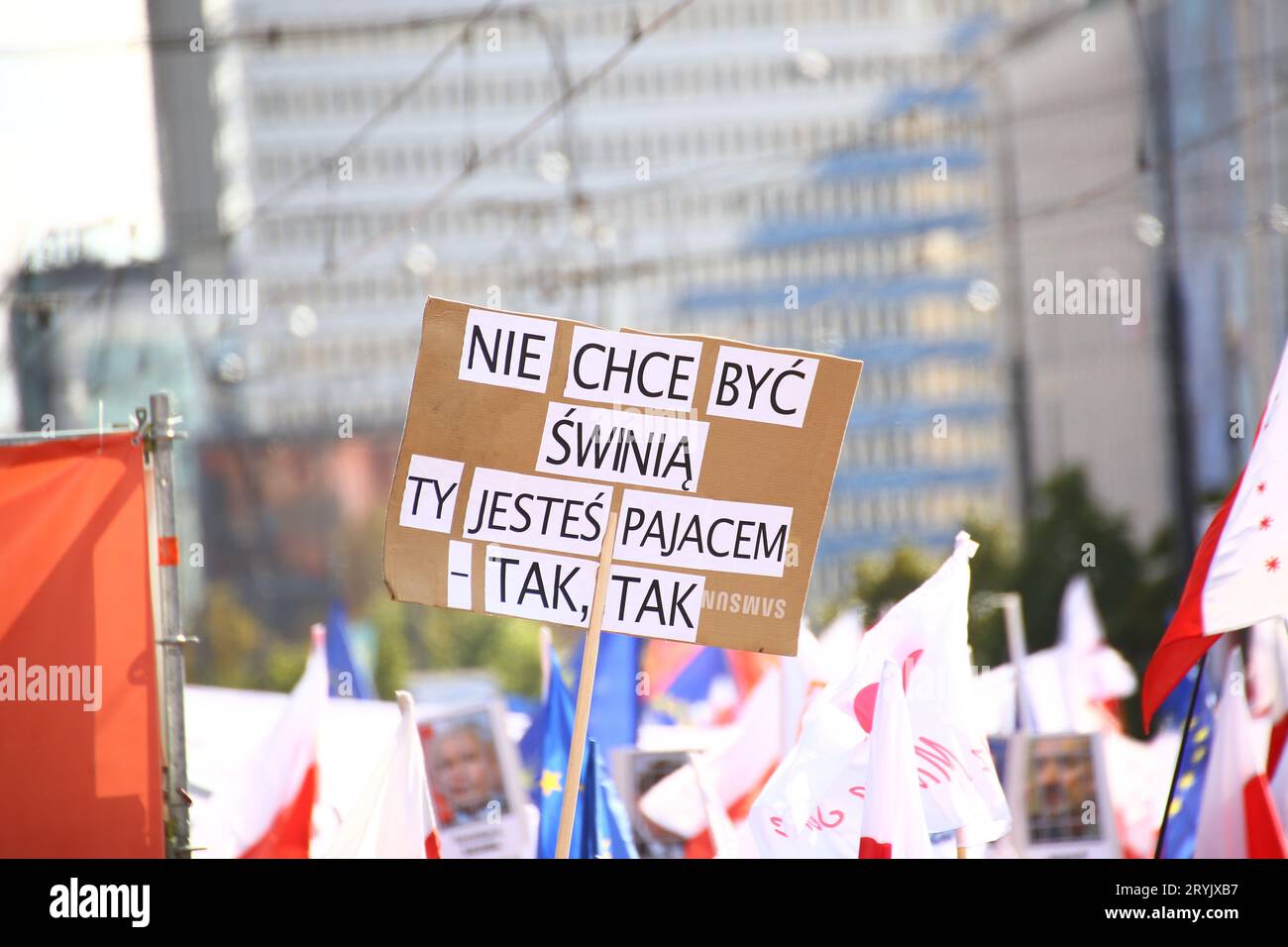 Polen, Warschau, 1. Oktober 2023: Die Oppositionspartei PO Platforma Obywatelska (Bürgerplattform) führt vor den parlamentswahlen einen marsch von Millionen Herzen durch. Massive Menschenmassen schließen sich dem Protest an. ©Jake Ratz Stockfoto