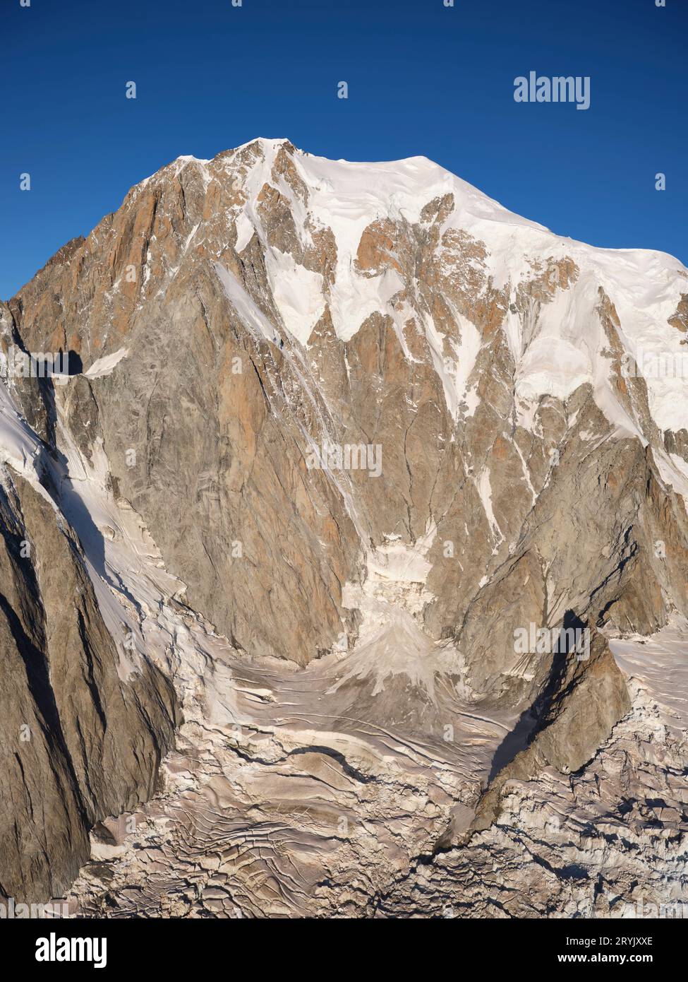 LUFTAUFNAHME. Die östliche große Mauer auf der italienischen Seite des Mont Blanc. Courmayeur, Aostatal, Italien. Stockfoto