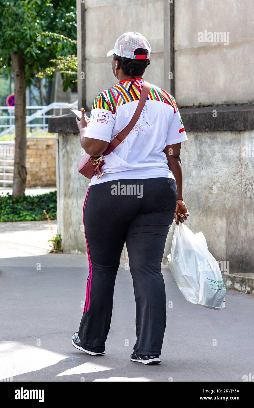 Afrikanische Frau trägt das von Total Energies gesponserte T-Shirt „Football Together“ – Tours, Indre-et-Loire (37), Frankreich. Stockfoto