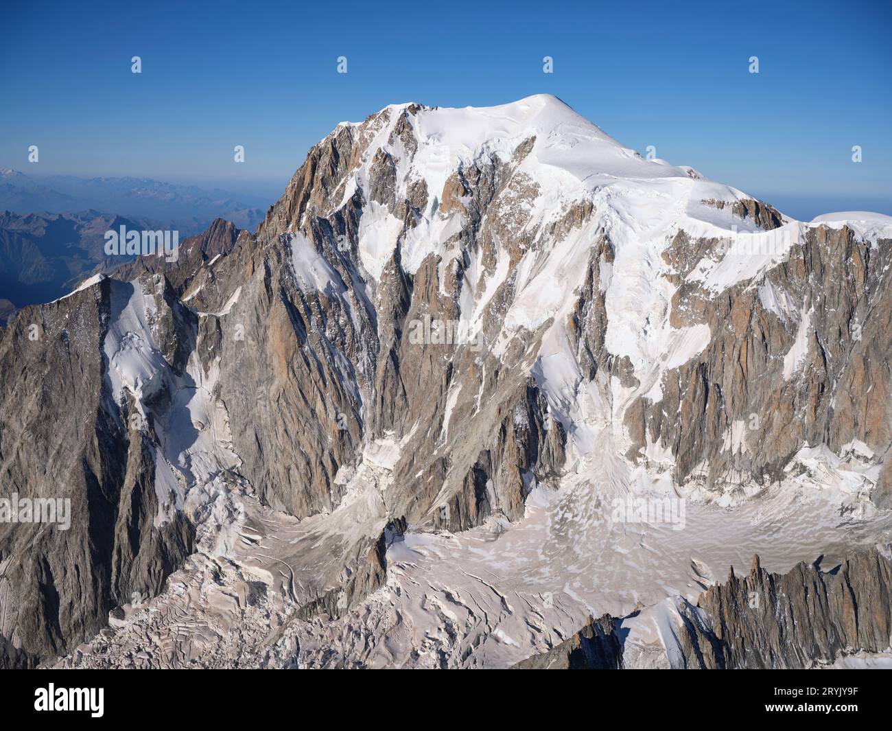 LUFTAUFNAHME. Italienische Seite des Mont Blanc mit dem Brenva-Gletscher. Courmayeur, Aostatal, Italien. Stockfoto
