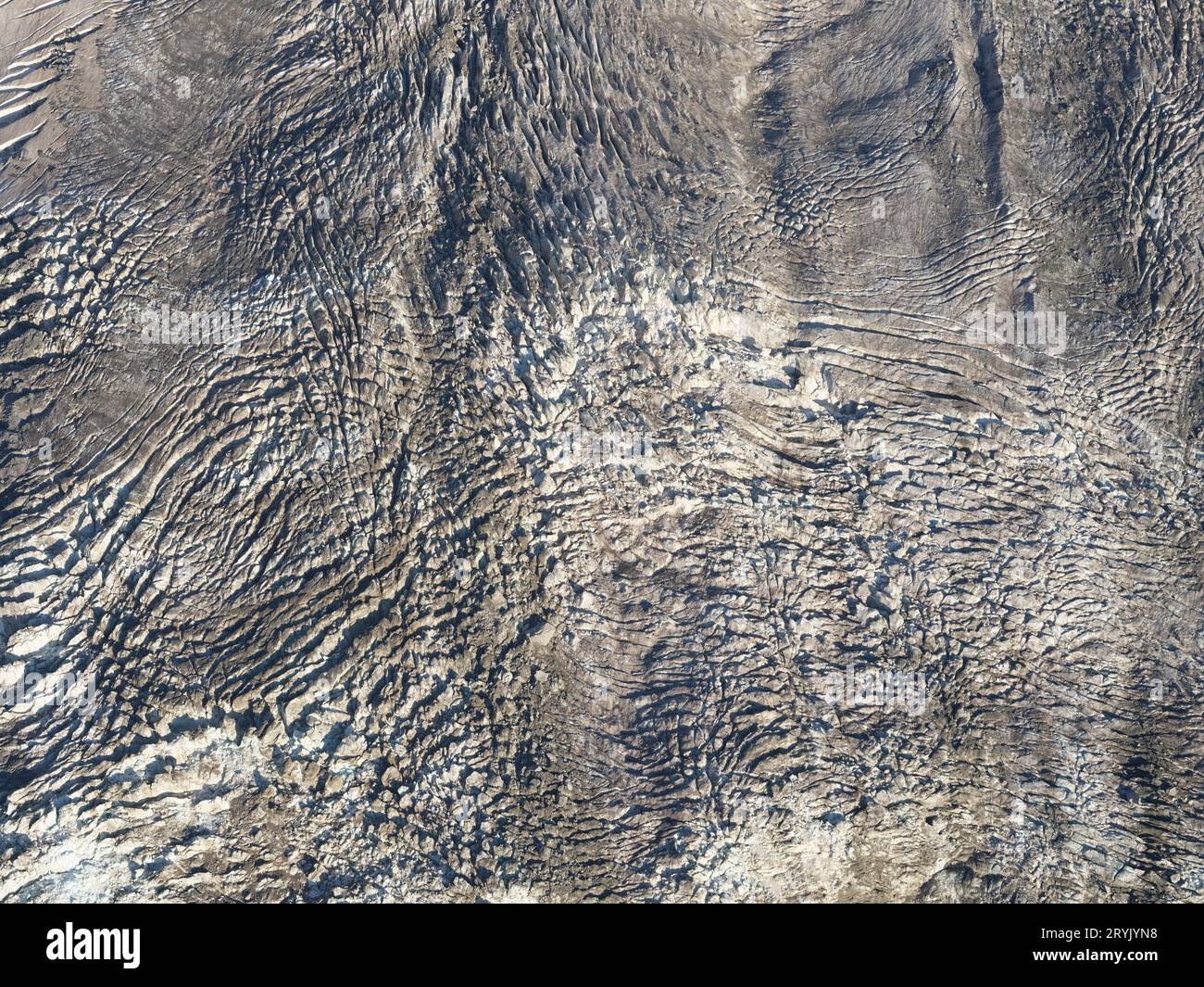 LUFTAUFNAHME. Brenva-Gletscher im Spätsommer mit seinem „schmutzigen“ Eis aufgrund von gefallenen Felsen. Courmayeur, Val Vény, Aostatal, Italien. Stockfoto