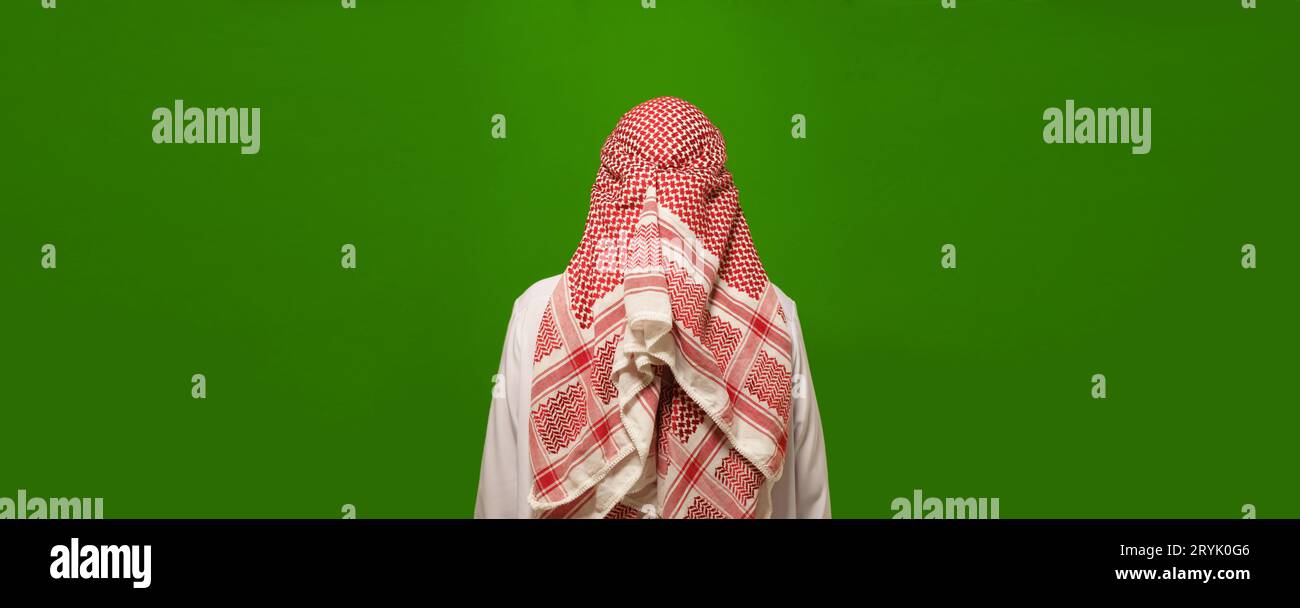 Die Rückseite des Islam, die Rückansicht eines Mannes in arabischer Kleidung. Verborgene und unbekannte Aspekte der islamischen Kultur, einladend Stockfoto