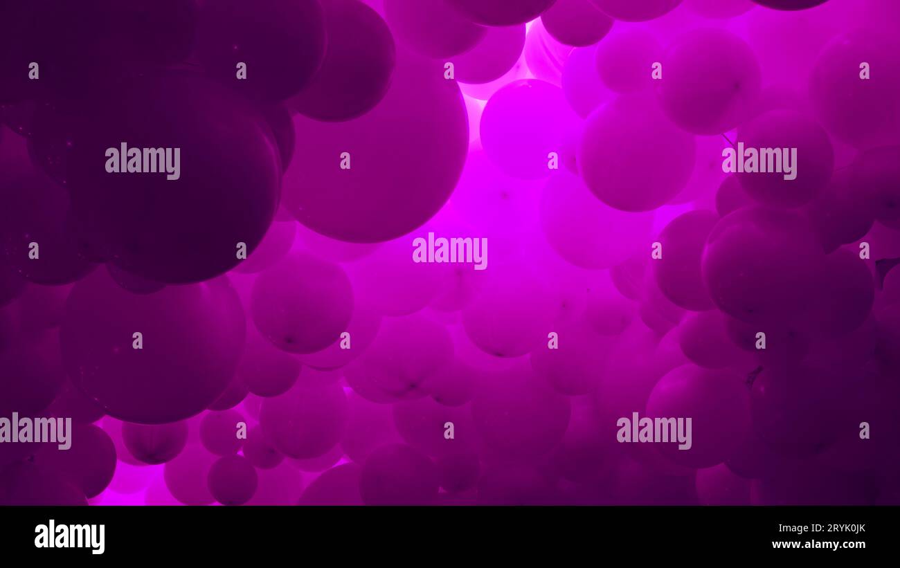 Pinkfarbener Hintergrund mit fliegenden Ballons – klares Design, abstraktes realistisches 3D-Banner. Stockfoto