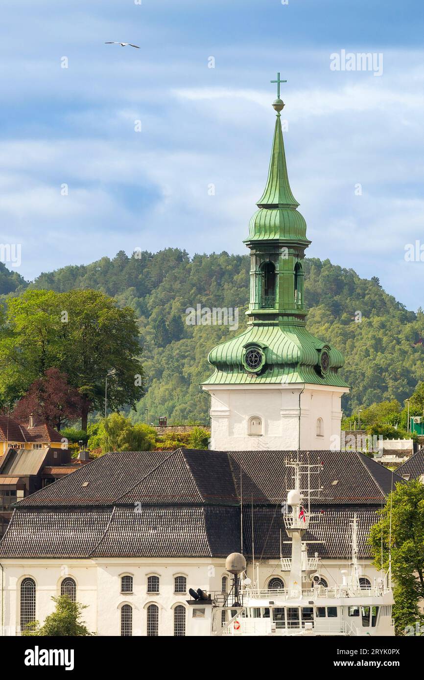 Bergen, Norwegen Sommerblick mit Kirchturm Stockfoto