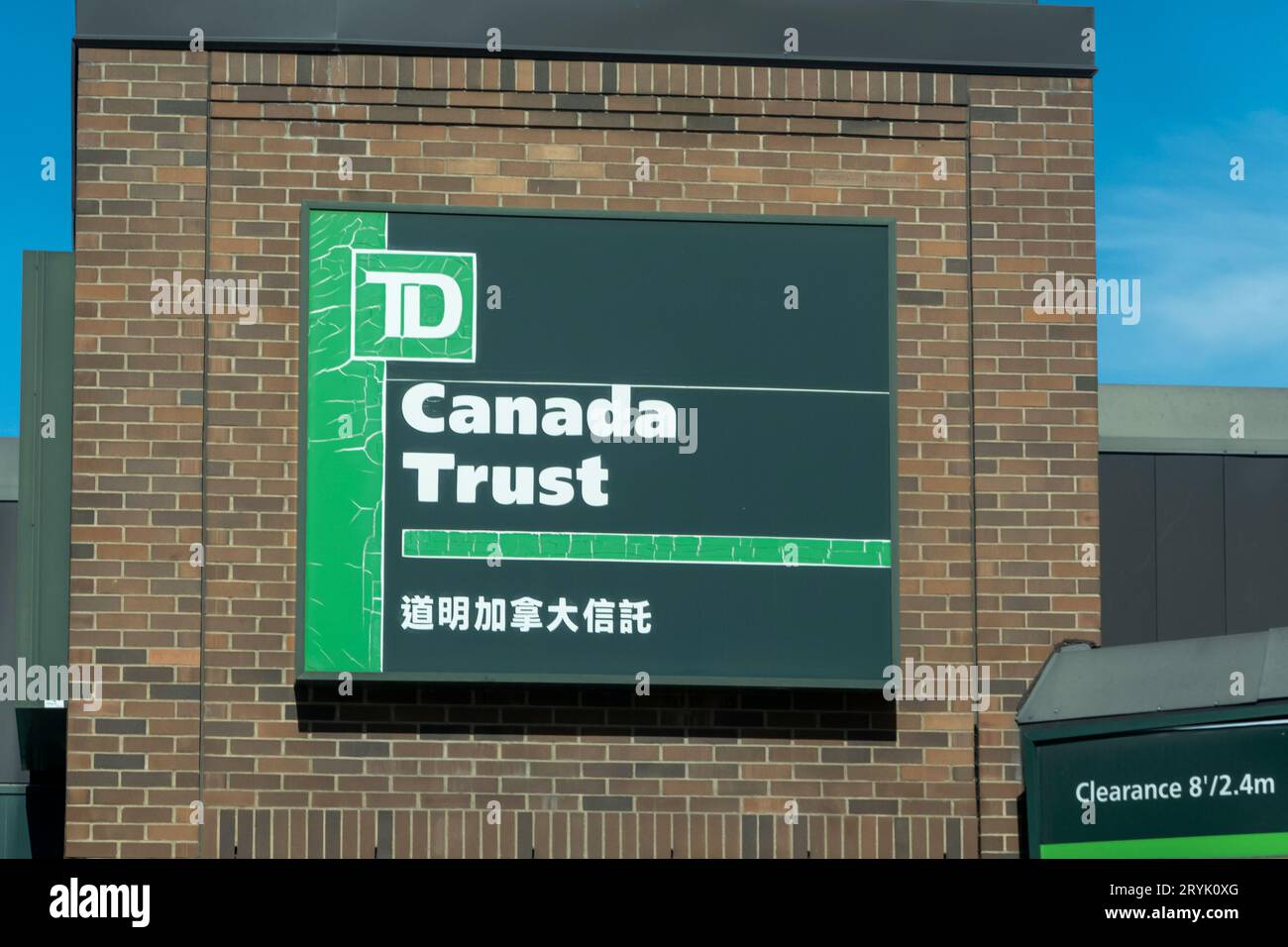 Calgary, Alberta, Kanada. April 2023. Ein TD Bank Canada Trust in Chinatown. Stockfoto