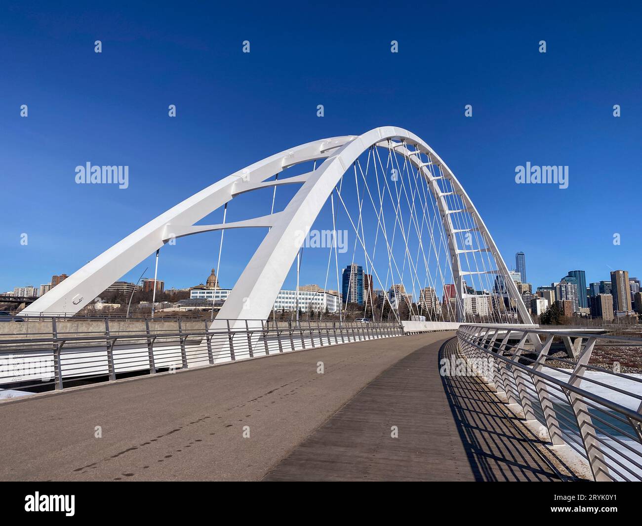 Die Walterdale Bridge ist eine Bogenbrücke über den North Saskatchewan River in Edmonton, Alberta, Kanada. Stockfoto