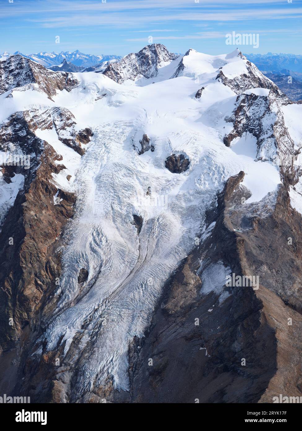 LUFTAUFNAHME. Südliche und italienische Seite des Monte Rosa Massivs mit dem Lys-Gletscher im oberen Lys-Tal. Aosta Valley, Italien. Stockfoto