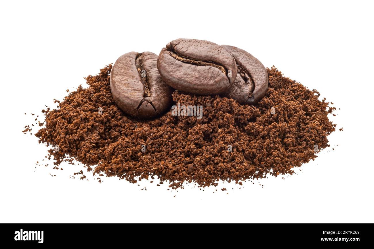 Gemahlener Kaffee und Kaffeebohnen isoliert auf weißem Hintergrund Stockfoto
