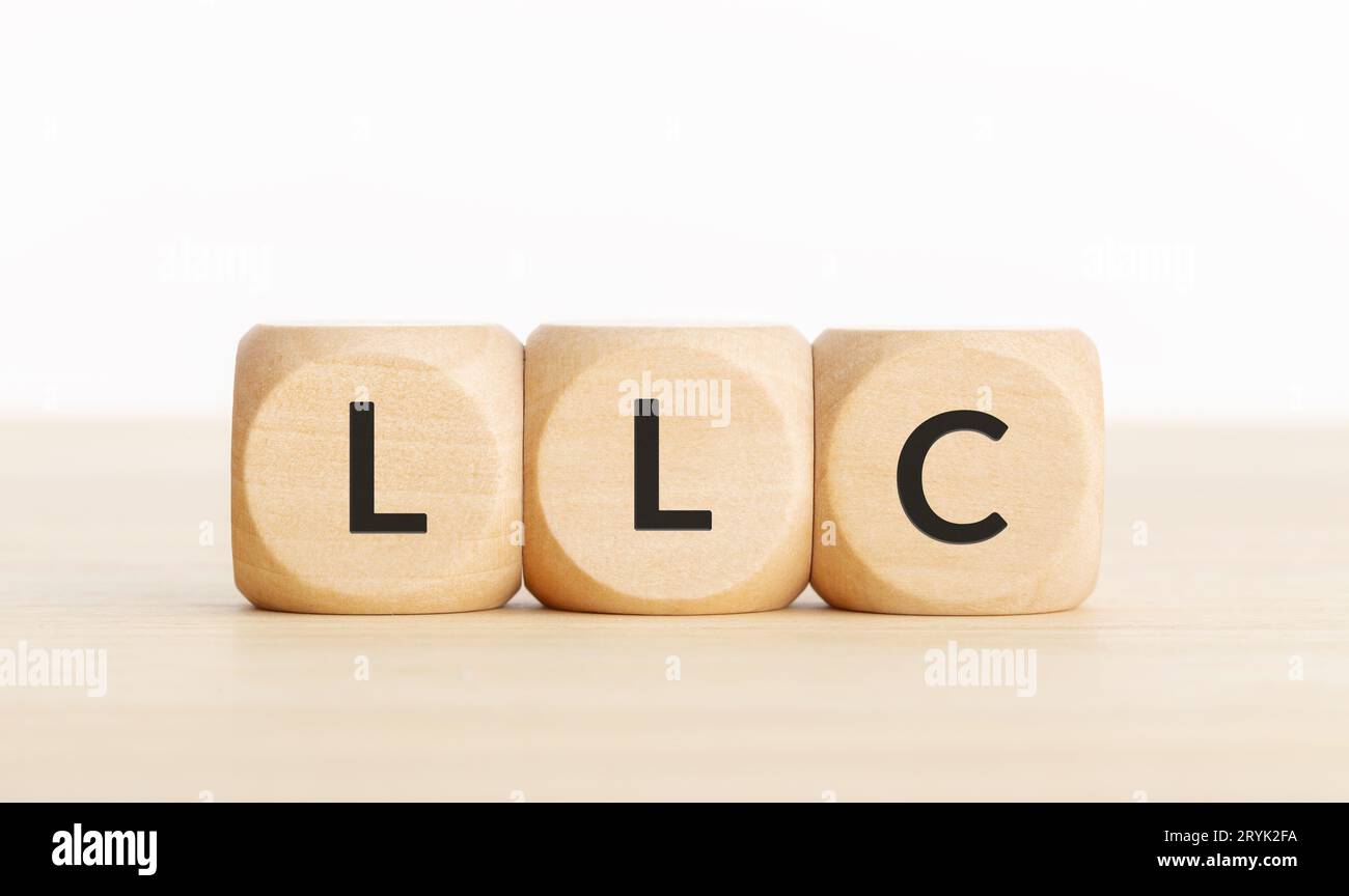 LLC oder Limited Liability Company Konzept. Tex auf Holzblöcken auf dem Tisch. Speicherplatz kopieren Stockfoto