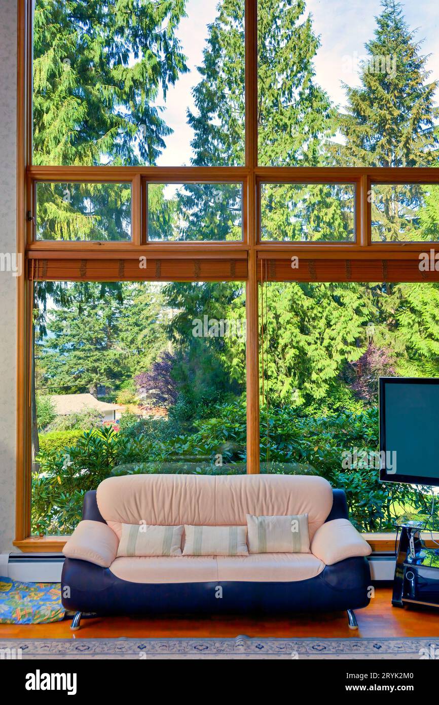 Warme Holzeinrichtung mit wunderschönem Wohnzimmer im Luxushaus Stockfoto