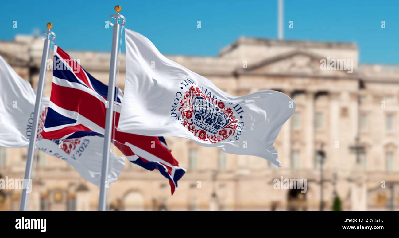 Flaggen mit dem Emblem der Krönung von König Karl III. Und von Großbritannien schwenkend Stockfoto