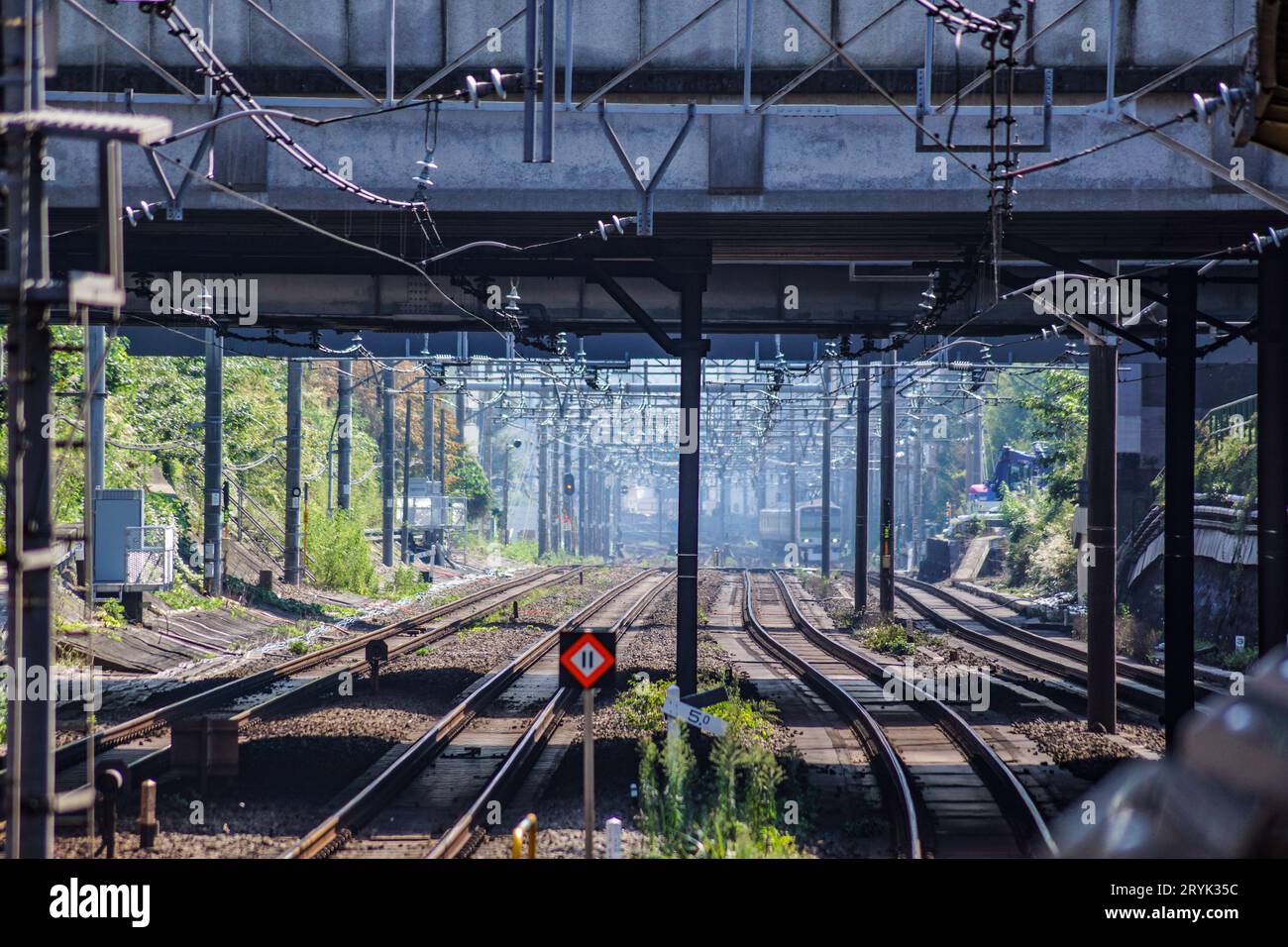 Gebäude der Yamanote-Linie und Tokio Stockfoto
