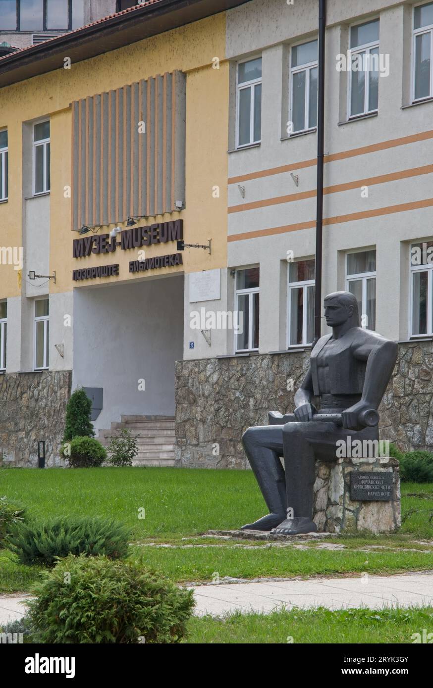 FOCA, Bosnien und Herzegowina - 1. Oktober 2023: Serbische Zentralbibliothek. Ein Spaziergang im Zentrum der Stadt Foca in Srpska Republik Bosnien und Herzegowina Stockfoto