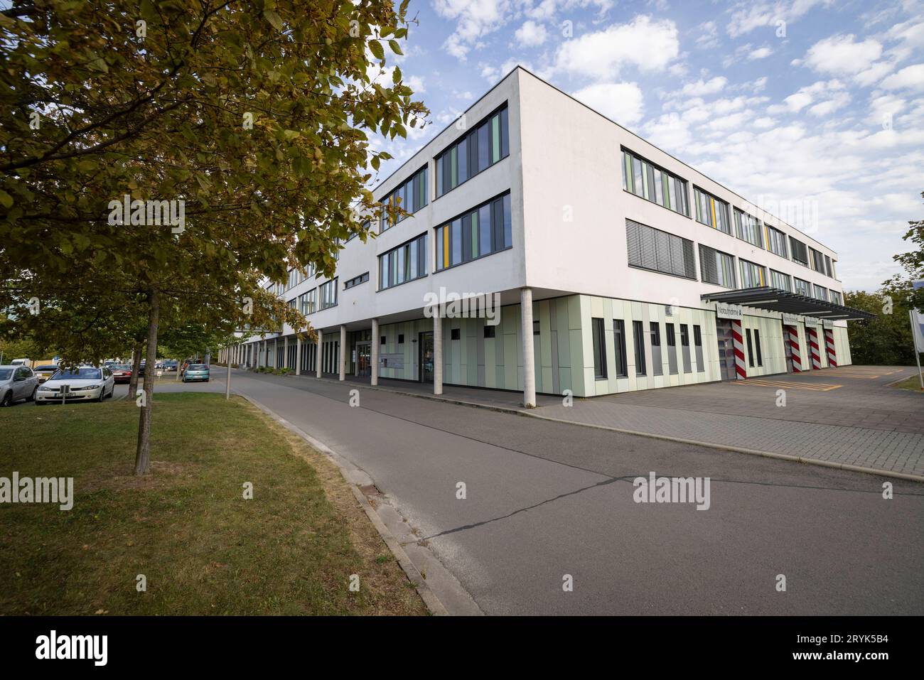 Kindermedienzentrum Erfurt 20092023 - das Kindermedienzentrum Erfurt ist ein wichtiger Dreh- und Angelpunkt für die Produktion von Kinder- und Jugendmedien in Deutschland. Gelegen in der thüringischen Landeshauptstadt Erfurt, dient es als Heimatbasis für zahlreiche Medienunternehmen, die sich auf Inhalte für junge Zielgruppen spezialisieren. Einer der bekanntesten Bewohner des Kindermedienzentrums ist das KiKA, der Kinderkanal von ARD und ZDF. Seit seiner Gründung 1997 hat sich der KiKA zu einer festen Größe in der deutschen Fernsehlandschaft entwickelt und sendet ein vielfältiges Programm aus Stockfoto