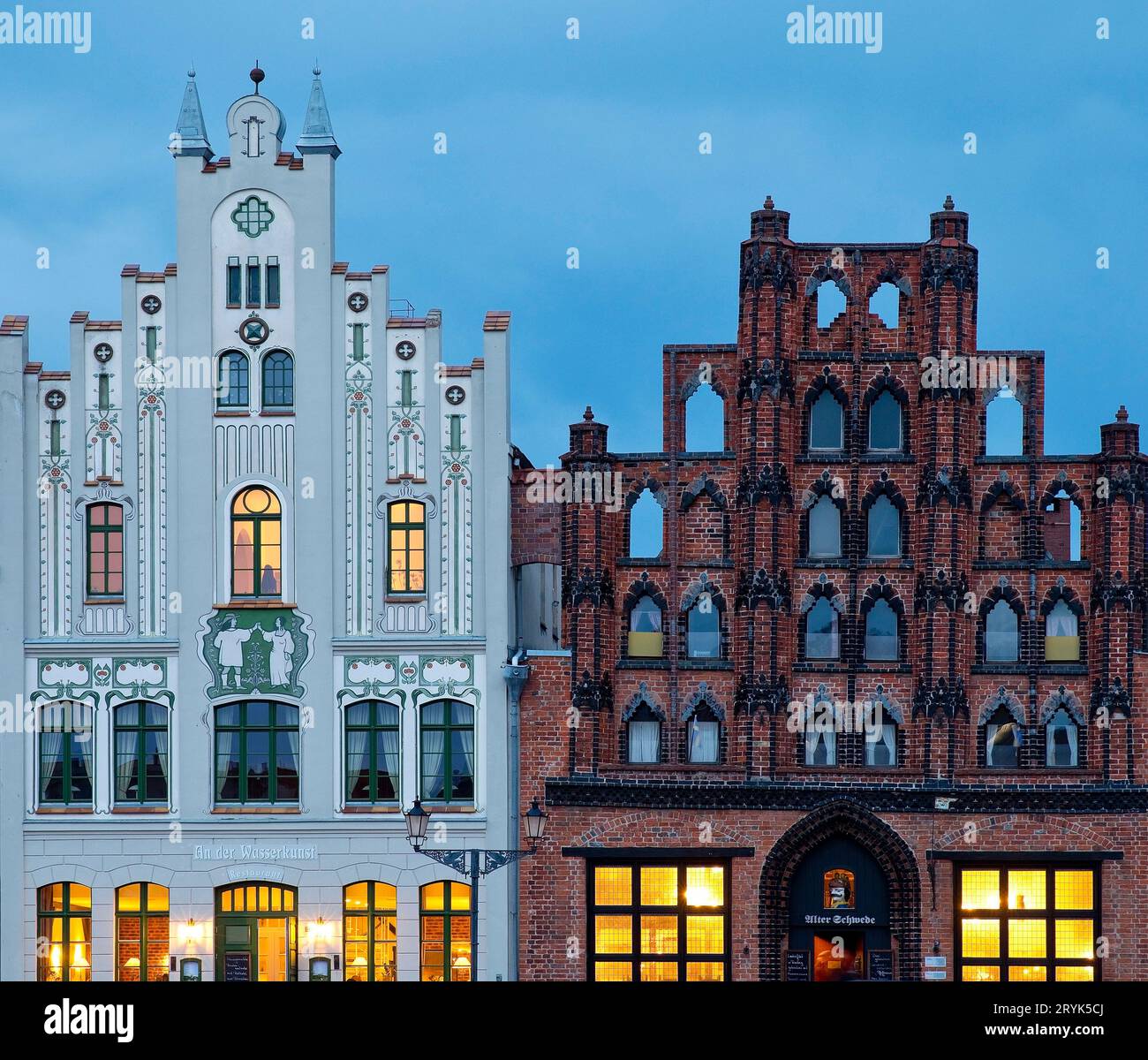 Neogotisch-historischer Giebel mit Jugendstilmalerei und Bürgerhaus in Backsteingotik, Wismar Deutschland Stockfoto