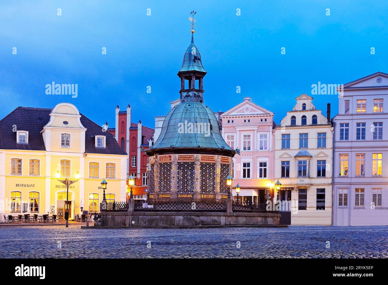 Wasserkunst am Markt, UNESCO-Weltkulturerbe, Wismar, Mecklenburg-Vorpommern, Deutschland Europa Stockfoto