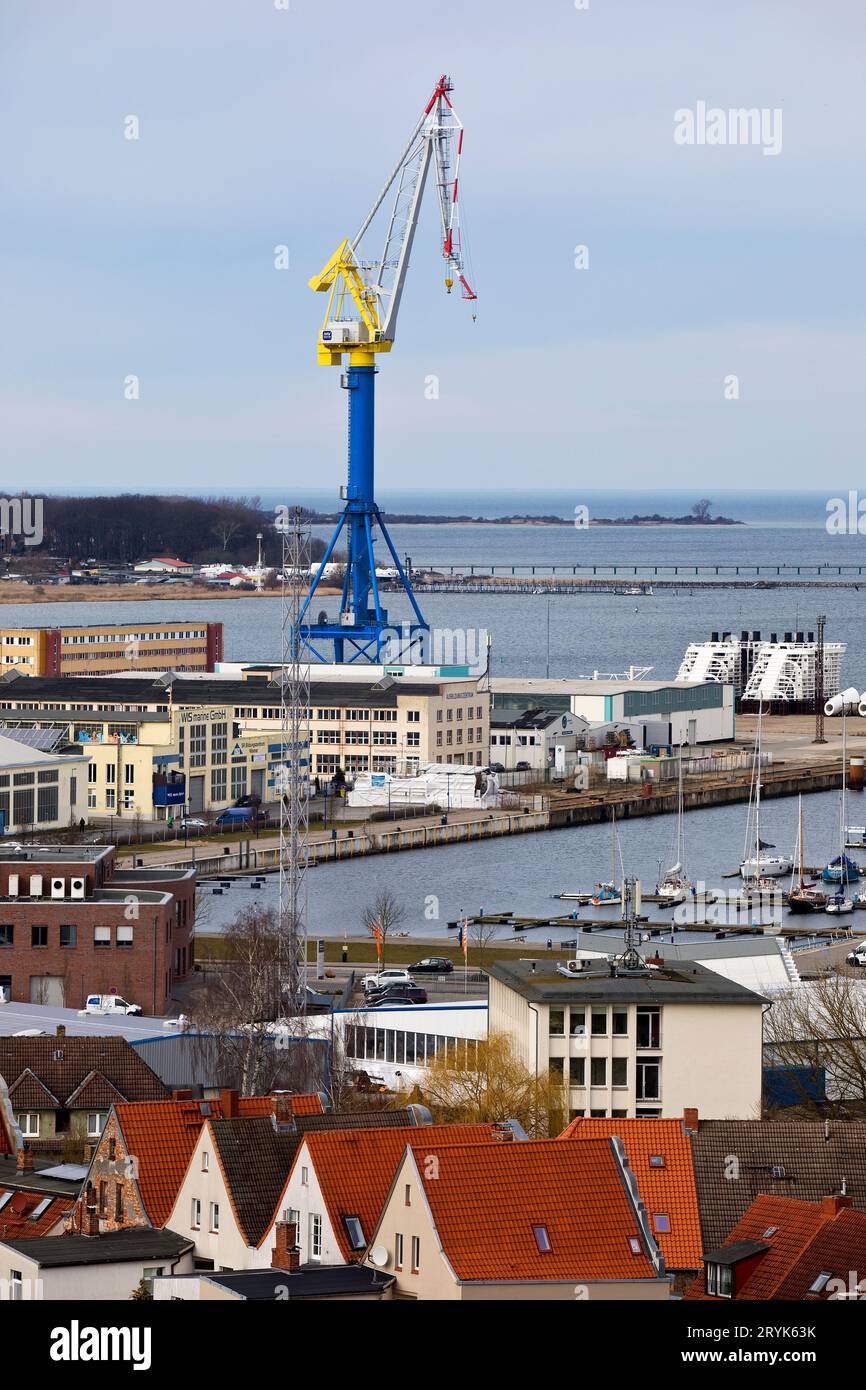 Stadtpanorama mit Kran und Westhafen, Wismar, Mecklenburg-Vorpommern, Deutschland, Europa Stockfoto