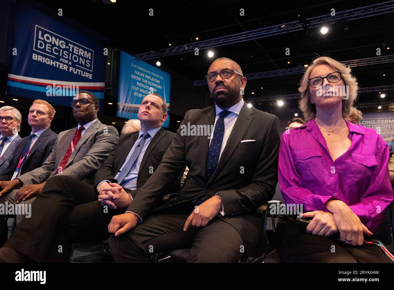 Manchester, Großbritannien. Oktober 2023. Der Secretary of State for Foreign, Commonwealth and Development Affairs, James und seine Ehefrau Susannah Sparks und Douglas Ross, Abgeordnetenführer der Scottish Conservative and Unionists, hören Grant Shapps am 1. Tag der Konferenz in Manchester Central zu. Bild: Garyroberts/worldwidefeatures.com Credit: GaryRobertsphotography/Alamy Live News Stockfoto