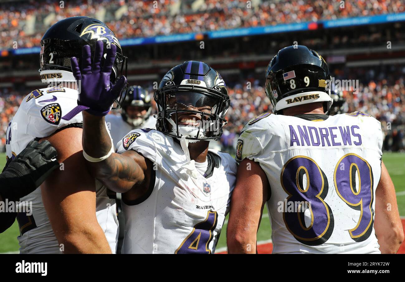 Cleveland, Usa. Oktober 2023. Baltimore Ravens Zay Flowers (4) feiert einen Touchdown von Mark Andrews (89) im zweiten Quartal gegen die Cleveland Browns am 1. Oktober 2023 in Cleveland, Ohio. Foto von Aaron Josefczyk/UPI Credit: UPI/Alamy Live News Stockfoto