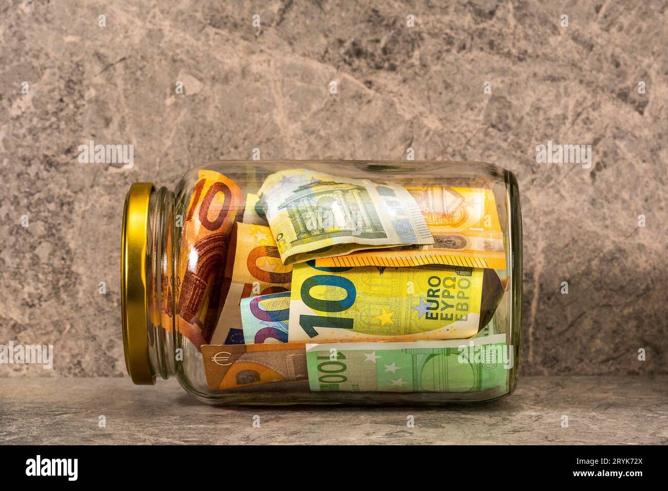 Euro-Banknoten in klassischem Glasgefäß Stockfoto