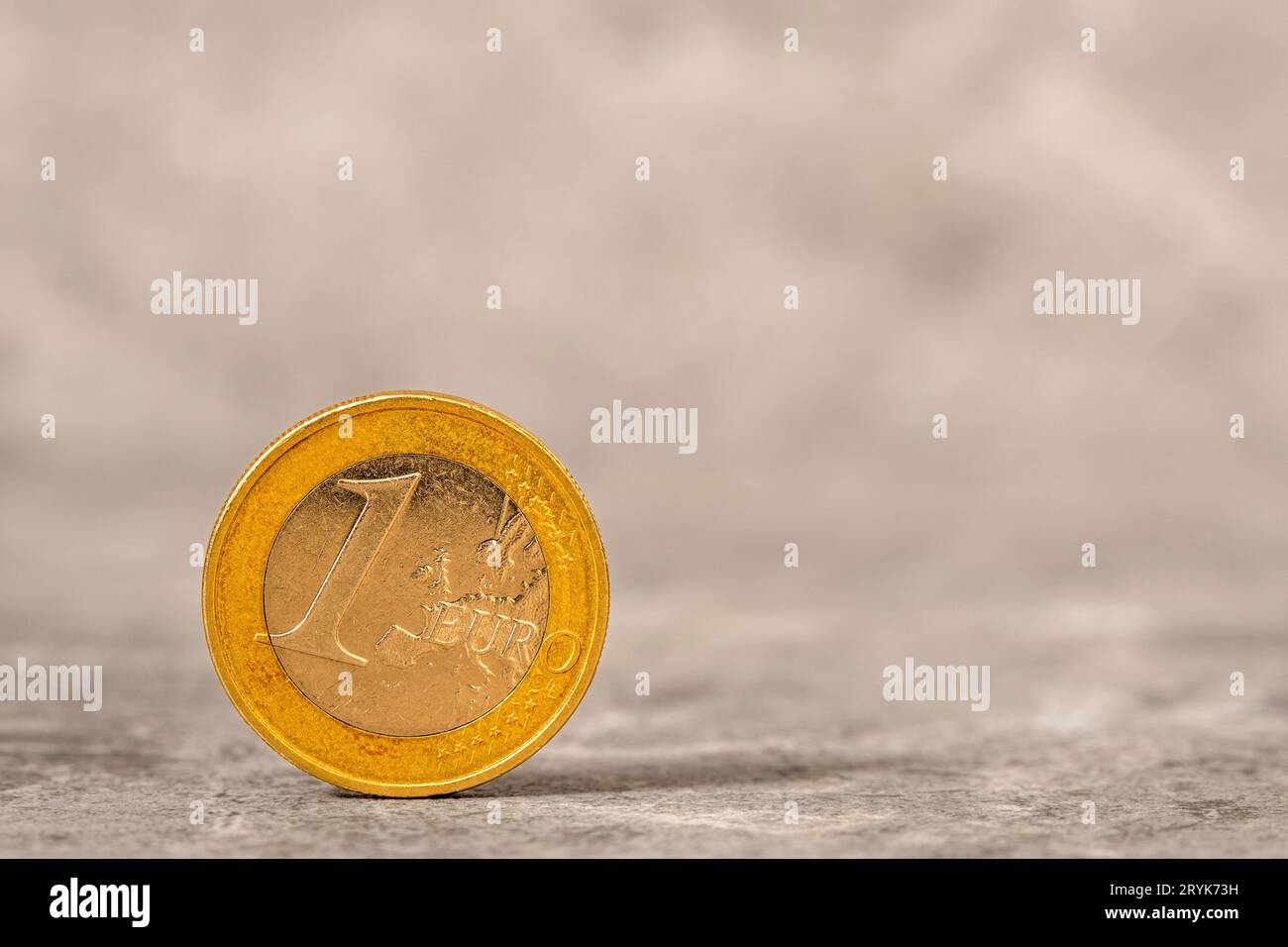 1 Euro-Münze auf Steinhintergrund mit Kopierraum Stockfoto