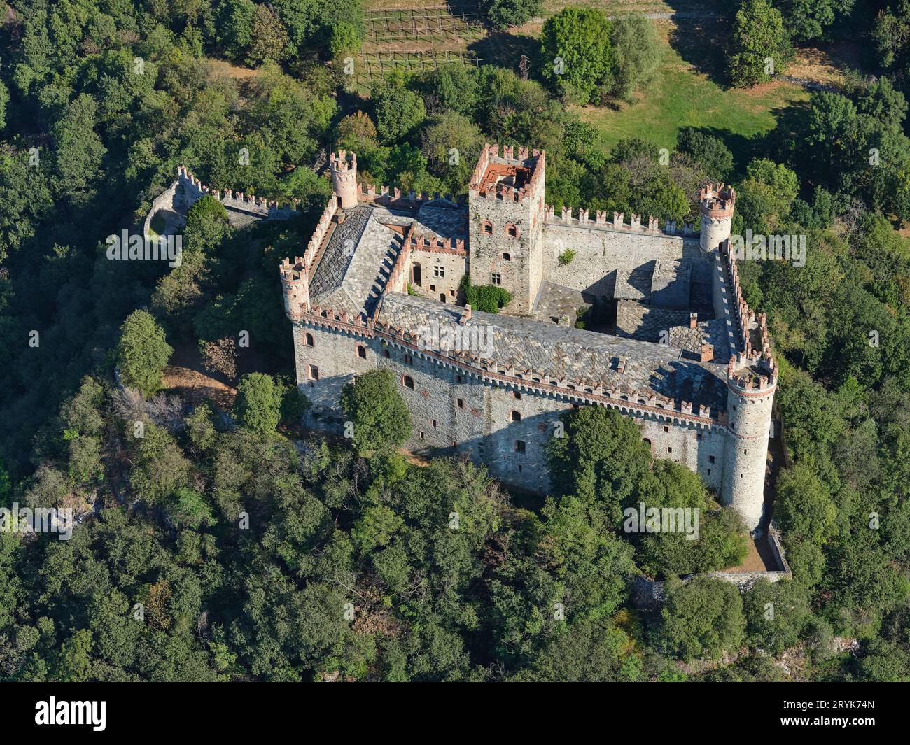 LUFTAUFNAHME. Schloss Montalto. Montalto Dora, Metropolitan City of Turin, Piemont, Italien. Stockfoto