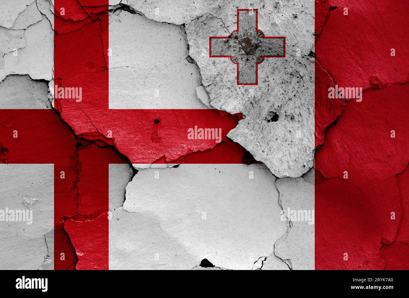 Flaggen von England und Malta auf gerissene Wand gemalt Stockfoto