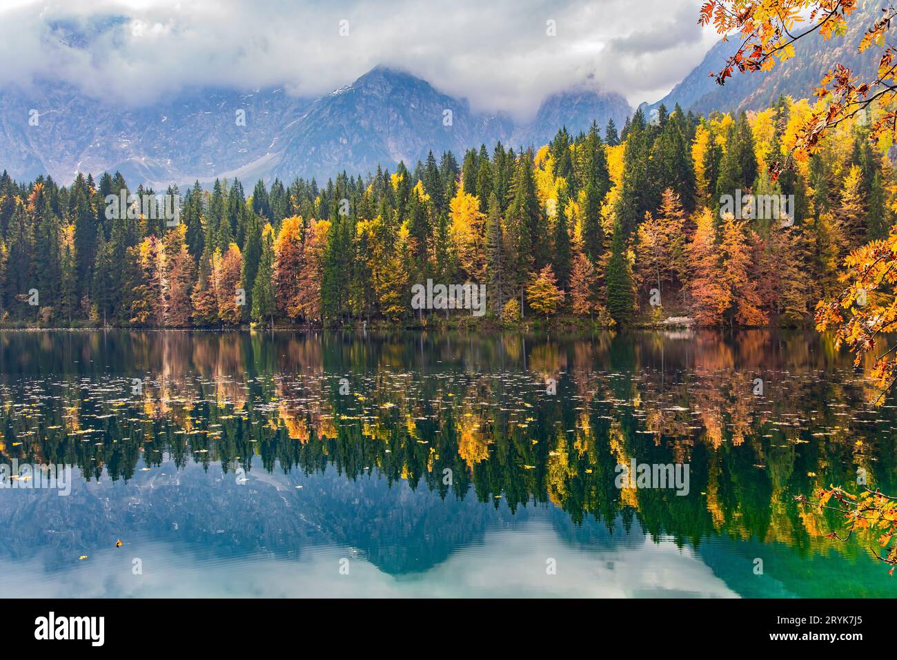 Sonnenaufgang. Berge Stockfoto