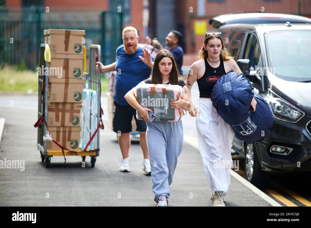 Liverpool Studenten ziehen in Studentenwohnheime um Stockfoto