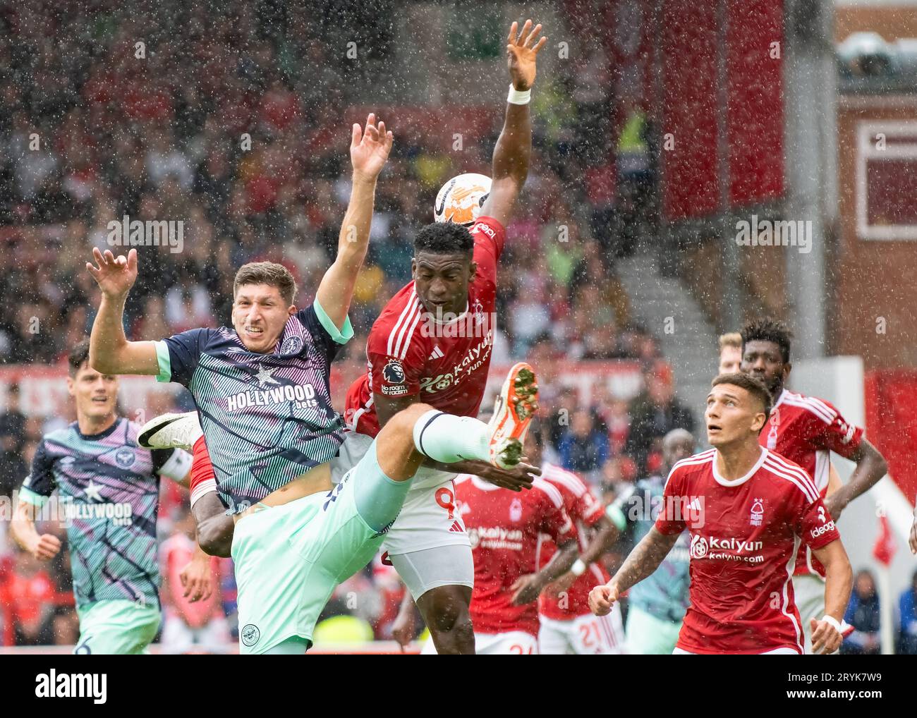 Nottingham, Großbritannien. Oktober 2023. Taiwo Awoniyi (Nottingham Forrest) und Vitaly Janelt (Brentford) kämpfen am 1. Oktober 2023 beim Spiel der Premier League zwischen Nottingham Forest und Brentford am City Ground in Nottingham, England, um den Ball in der Luft. Foto von Mark Dunn. Nur redaktionelle Verwendung, Lizenz für kommerzielle Nutzung erforderlich. Keine Verwendung bei Wetten, Spielen oder Veröffentlichungen eines einzelnen Vereins/einer Liga/eines einzelnen Spielers. Credit: UK Sports Pics Ltd/Alamy Live News Stockfoto