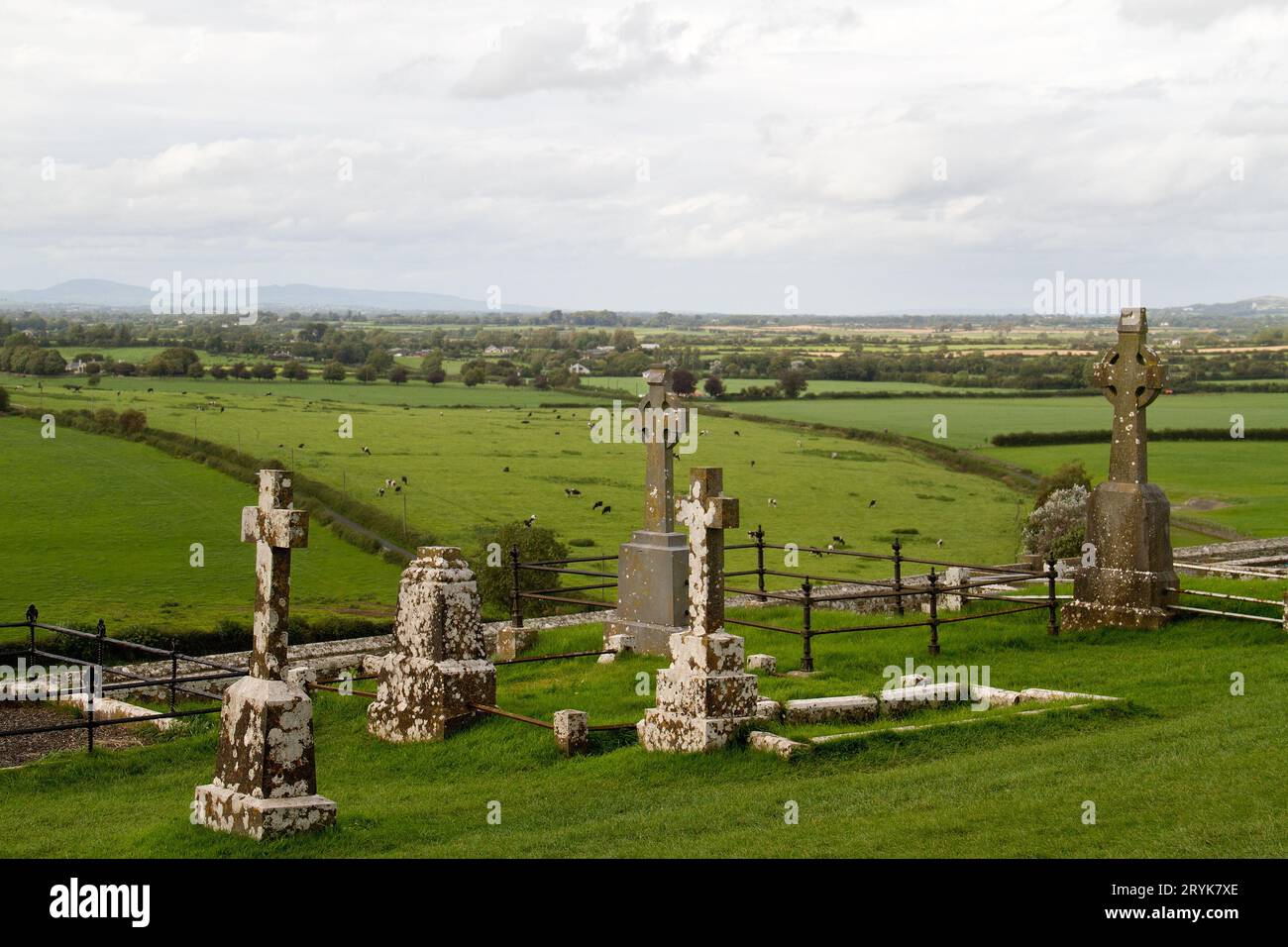 Blick vom mittelalterlichen Friedhof auf dem Felsen von Cashel auf die Landschaft von Tipperary Stockfoto