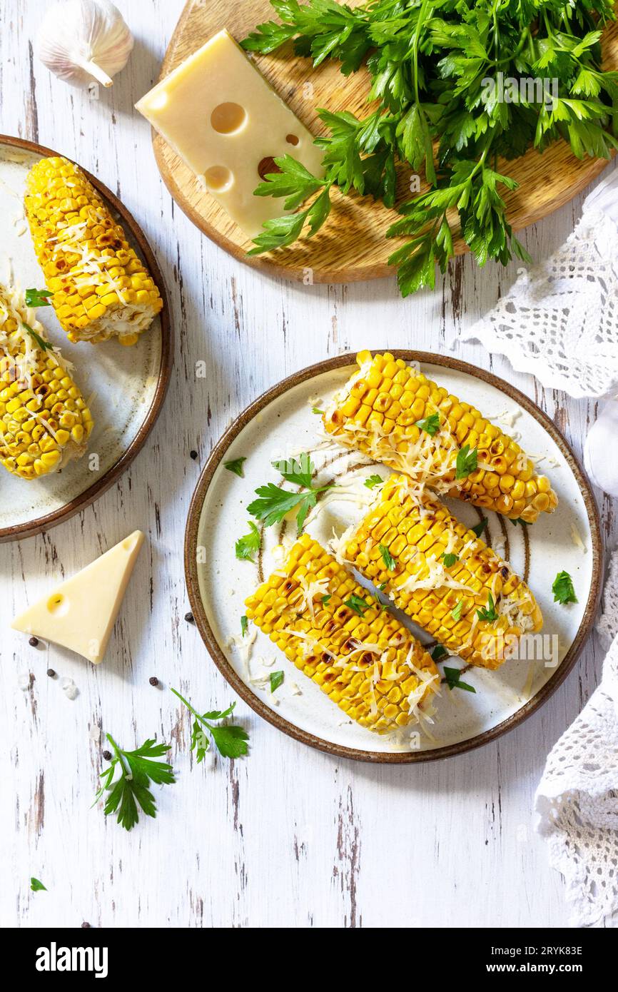 Abendessen oder Snacks im Sommer. Ideal für ein Barbecue oder einen Grill. Mexikanischer gegrillter Mais mit Käse auf einem rustikalen Holztisch. Draufsicht flach Stockfoto