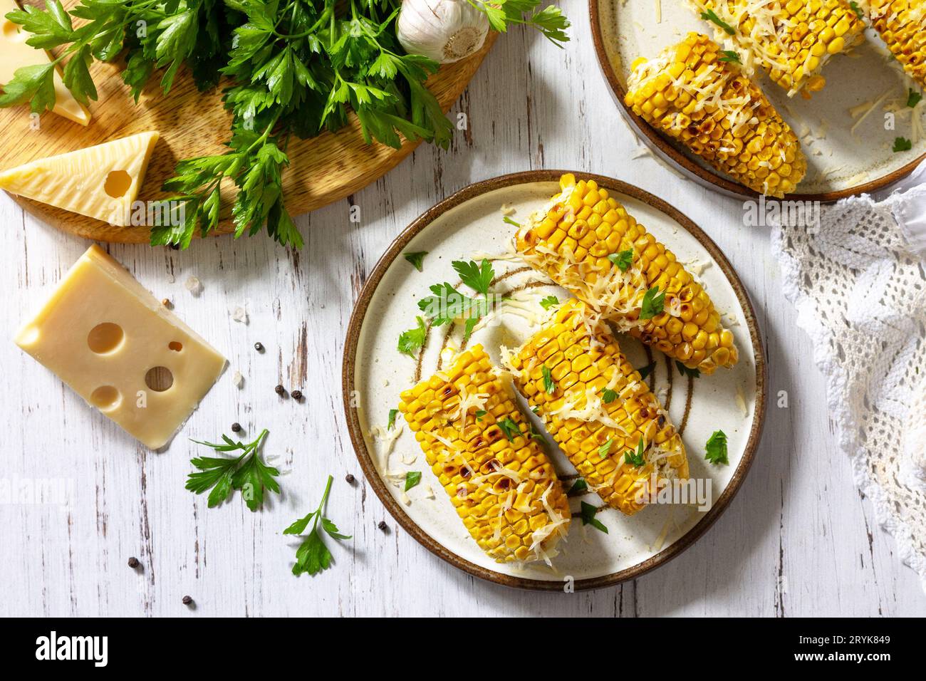 Abendessen oder Snacks im Sommer. Ideal für ein Barbecue oder einen Grill. Mexikanischer gegrillter Mais mit Käse auf einem rustikalen Holztisch. Draufsicht flach Stockfoto