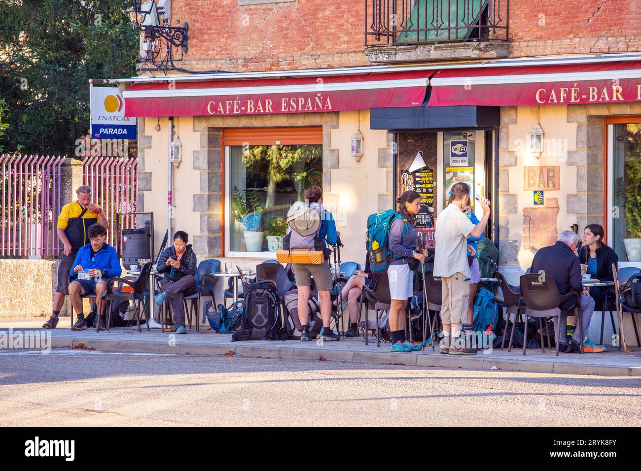 Pilger ruhen sich vor der Café-Bar Espana in der spanischen Stadt Carrion Spanien aus, nachdem sie den Jakobsweg entlang gegangen sind Stockfoto