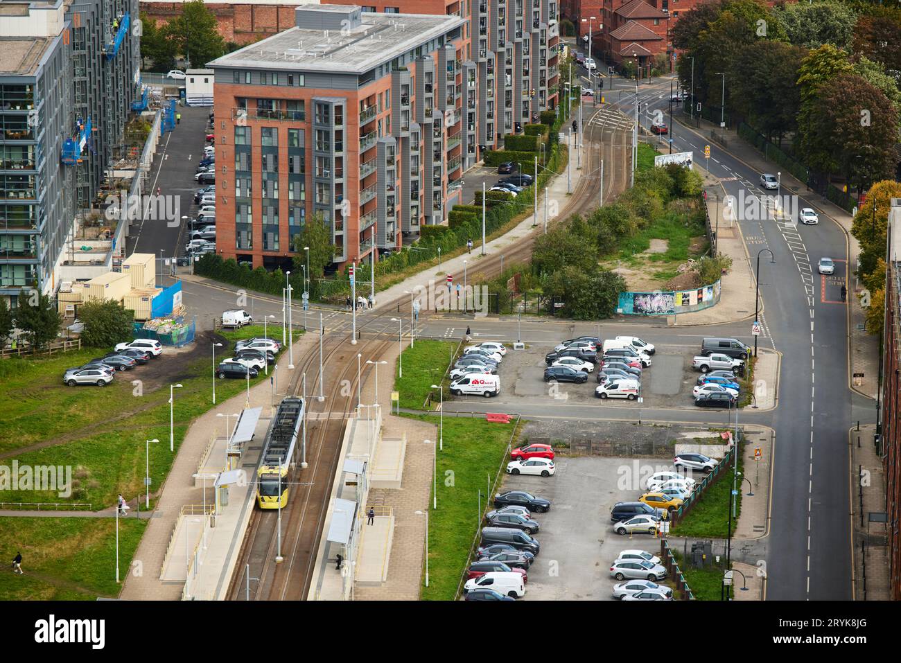 Blick auf das Dach, mit Blick auf Manchester City New islington und Metrolink Straßenbahnhaltestelle Stockfoto