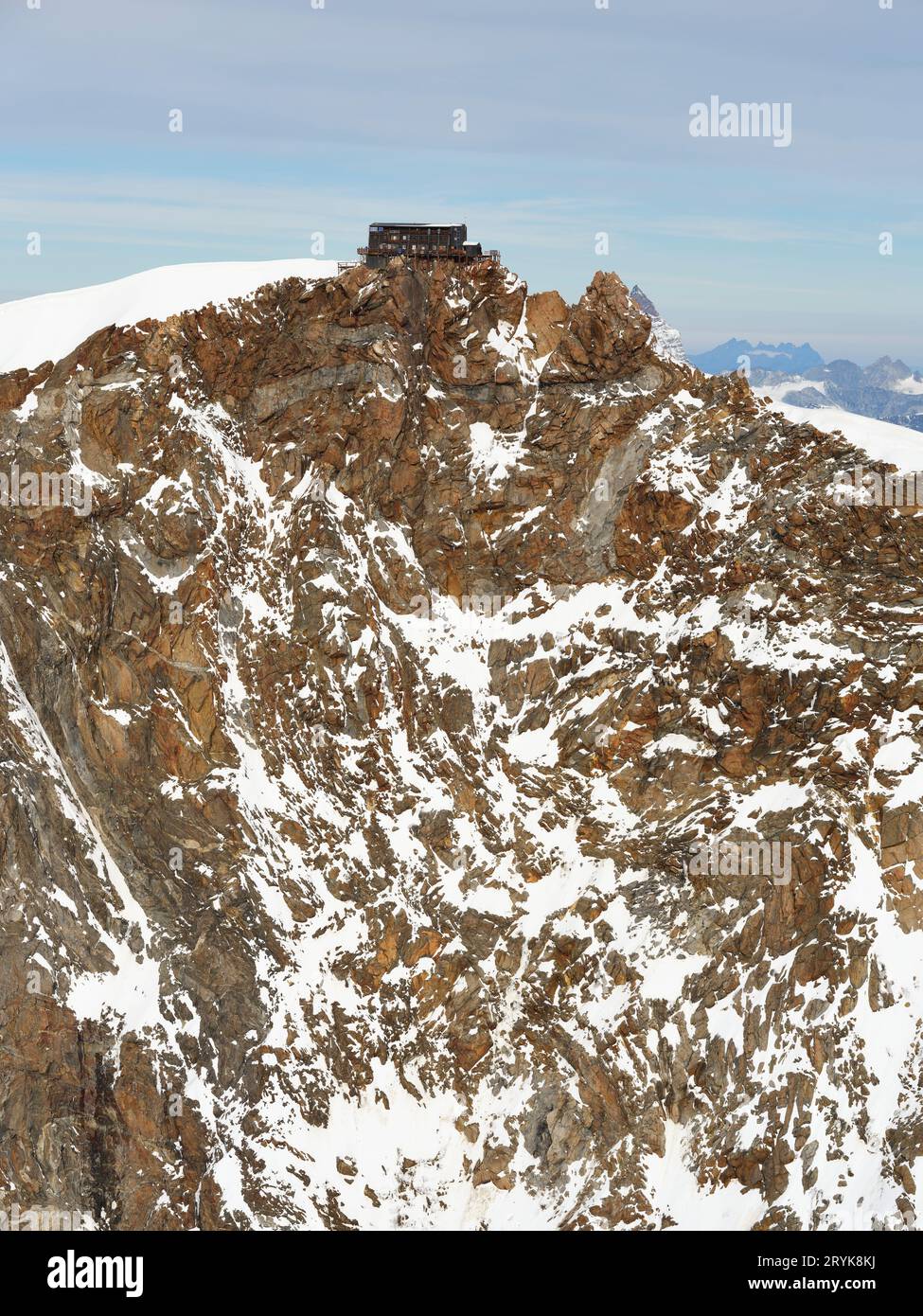 LUFTAUFNAHME. Capanna Regina Margherita ist die höchste Berghütte Europas auf 4554 m Höhe auf dem Gipfel der Punta Gnifetti (Signalkuppe). Italien. Stockfoto
