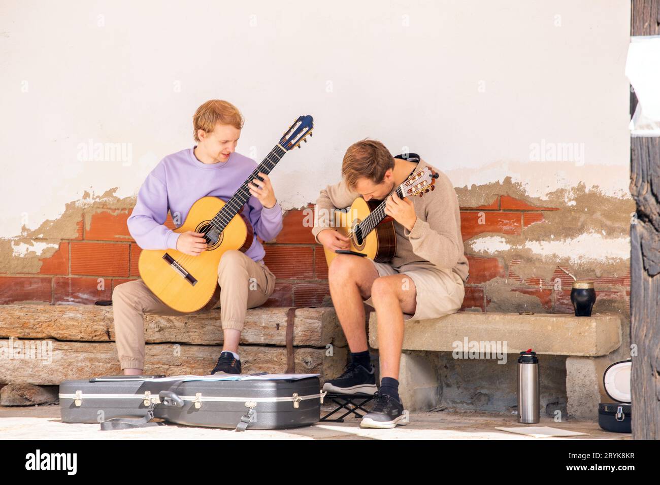 Musiker spielen dort Gitarren in der spanischen Stadt Carrion Spanien bei einem Gitarrenkonzert auf dem Jakobsweg Stockfoto