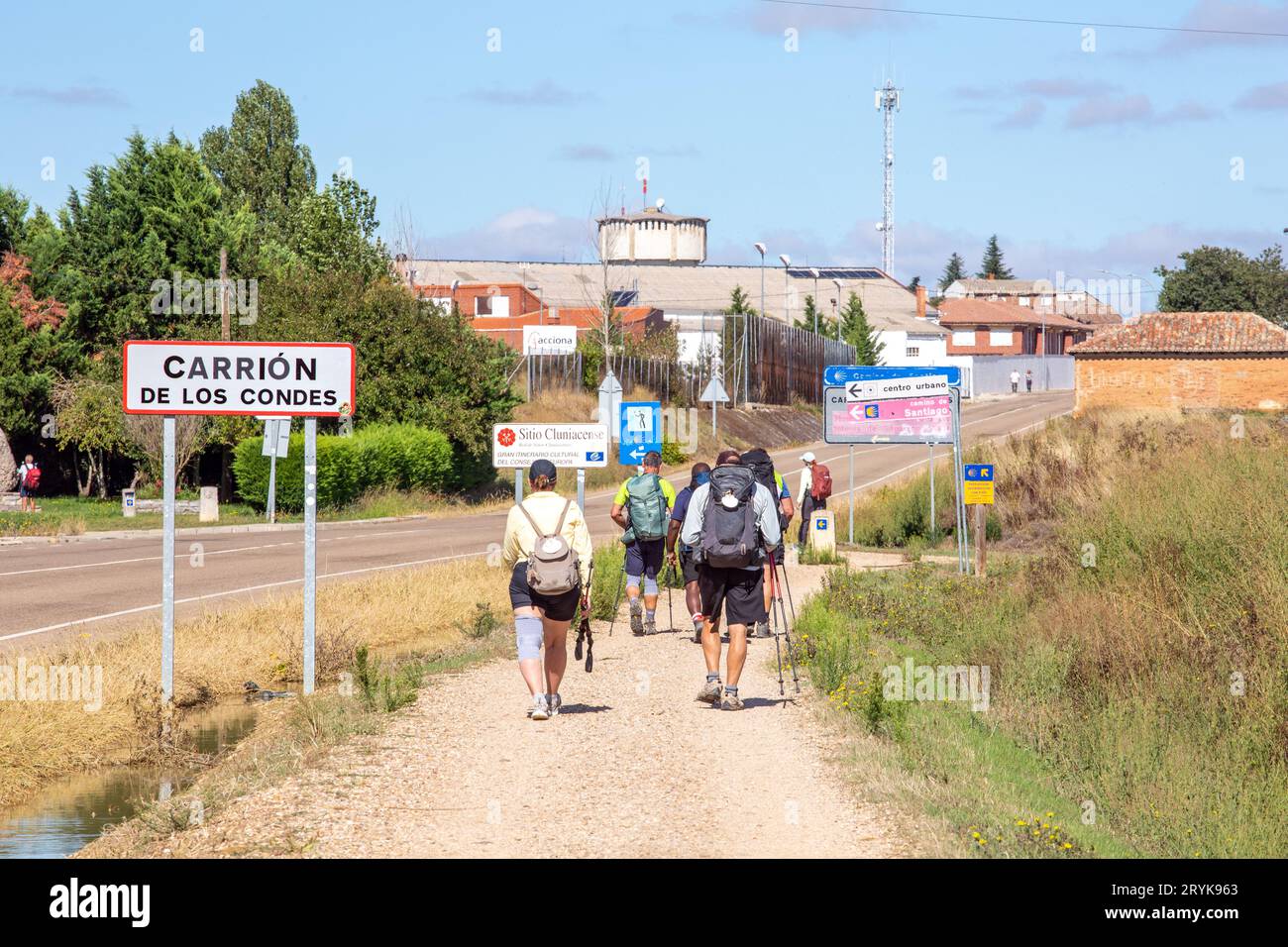 Pilger auf dem Jakobsweg, dem Jakobsweg durch die spanische Landschaft, der sich der Stadt Carrion Spanien nähert Stockfoto