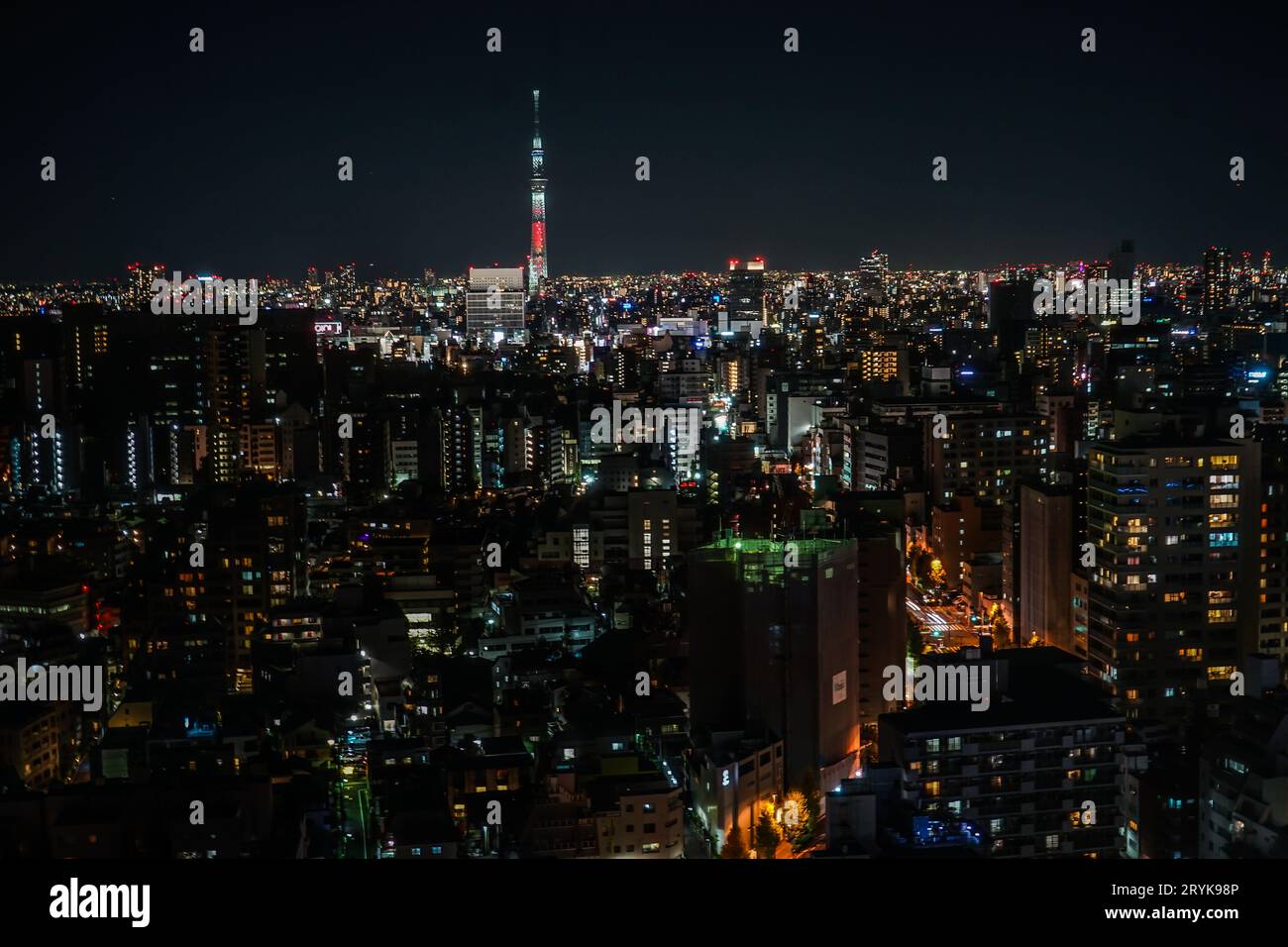 Der Himmel ist vom Bunkyo Civic Center aus sichtbar Stockfoto