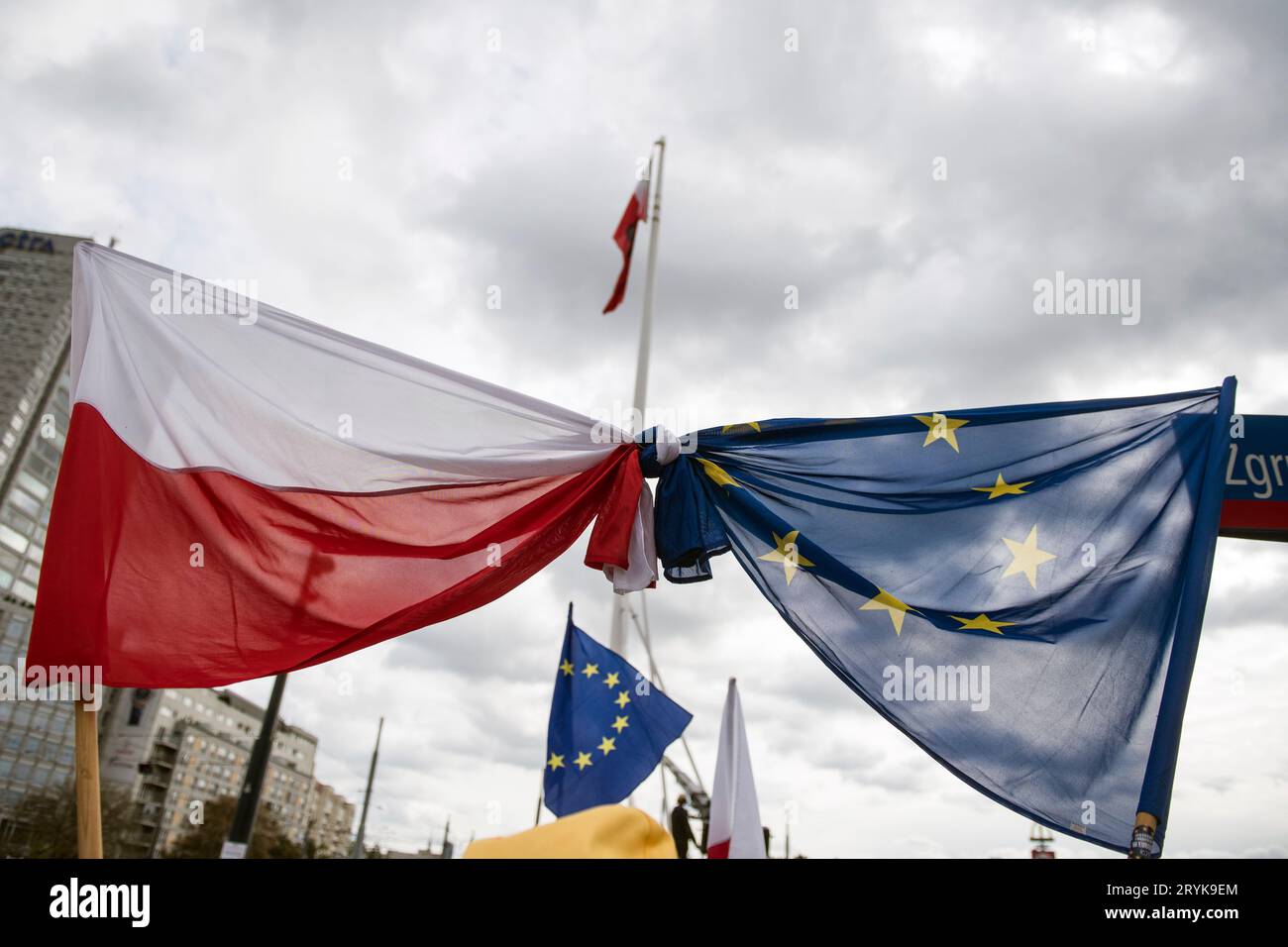 Die Flagge Polens und der EU wird während des Millionen-Herzen-Marsches in Warschau festgebunden gesehen. Hunderttausende Menschen nahmen unter dem Motto "Million Hearts March" an einem Marsch in Warschau Teil, der vom polnischen Oppositionsführer Donald Tusk organisiert wurde. der sich in seinen Bemühungen, die nationalistisch-konservative Regierung bei den bevorstehenden Parlamentswahlen am 15. Oktober zu entlasten, einem heftigen Kampf gegenübersieht. Der märz, das größte Wahlkampfereignis der Oppositionskoalition, war inspiriert von dem großen Erfolg eines ähnlichen marsches am 4. Juni, der Hunderttausende oppositioneller Anhänger von A anlockte Stockfoto